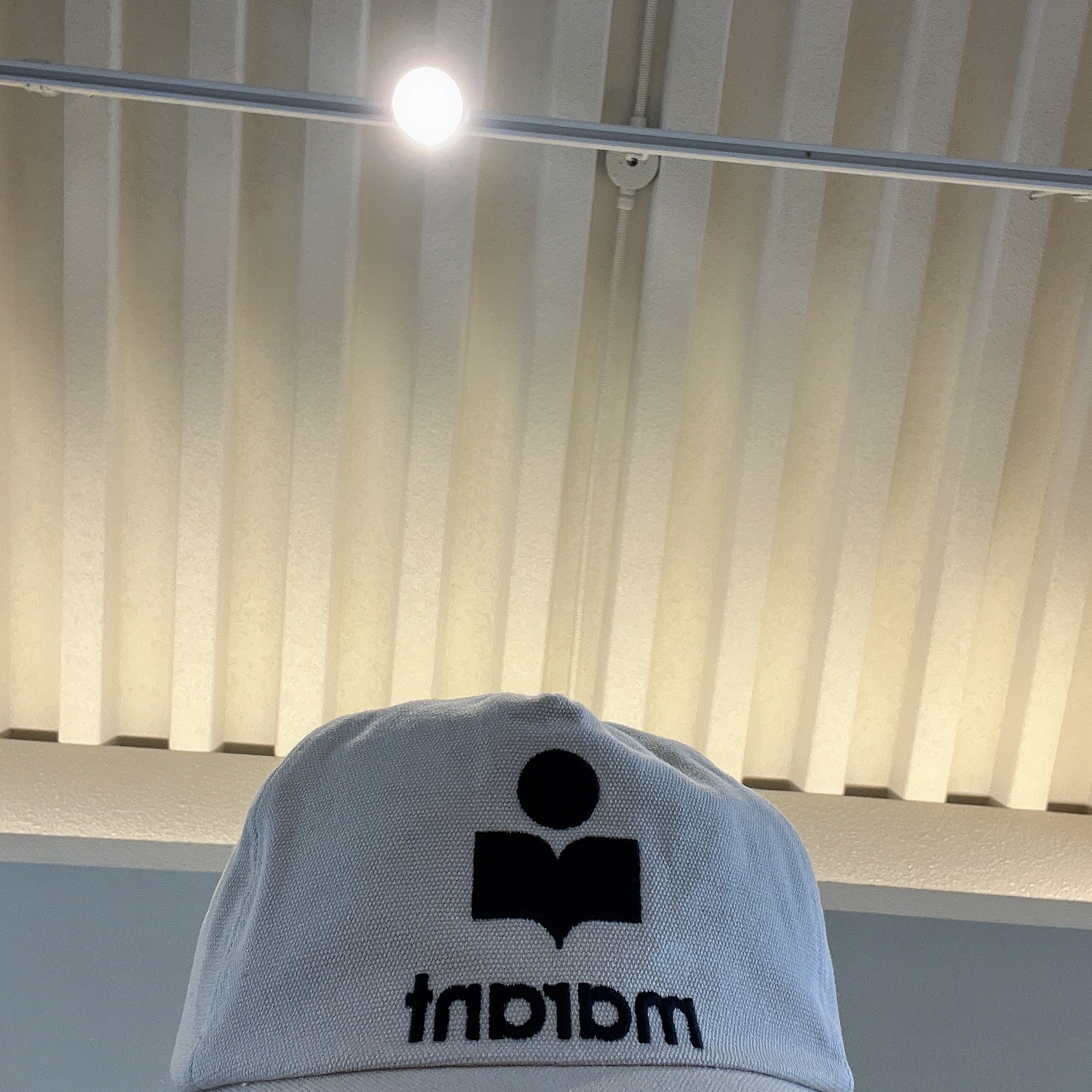(W) Isabel Marant Tyrony Cap Ecru Black 착용 스타일