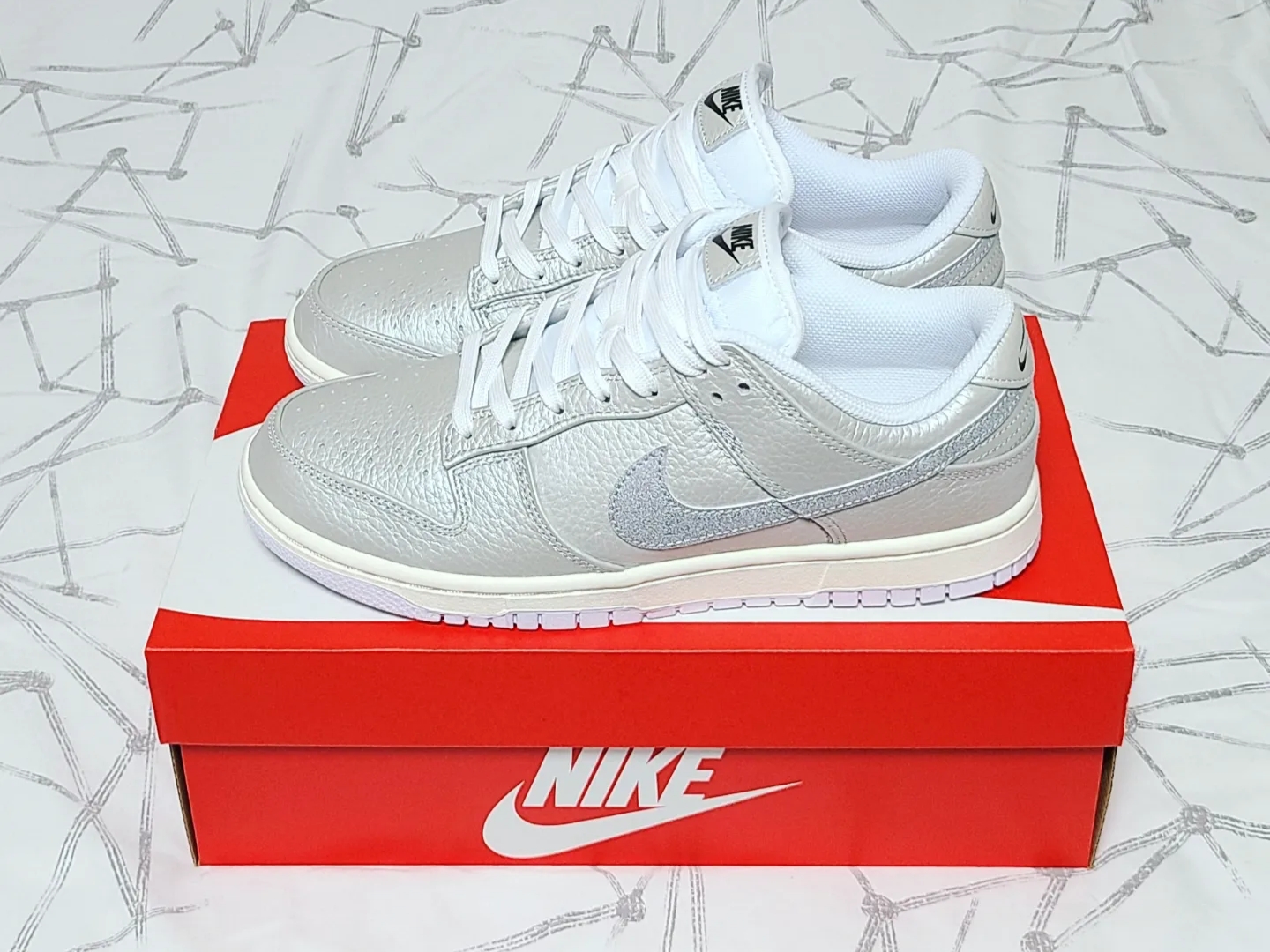 Nike Dunk Low SE Metallic Silver 착용 스타일 - 2