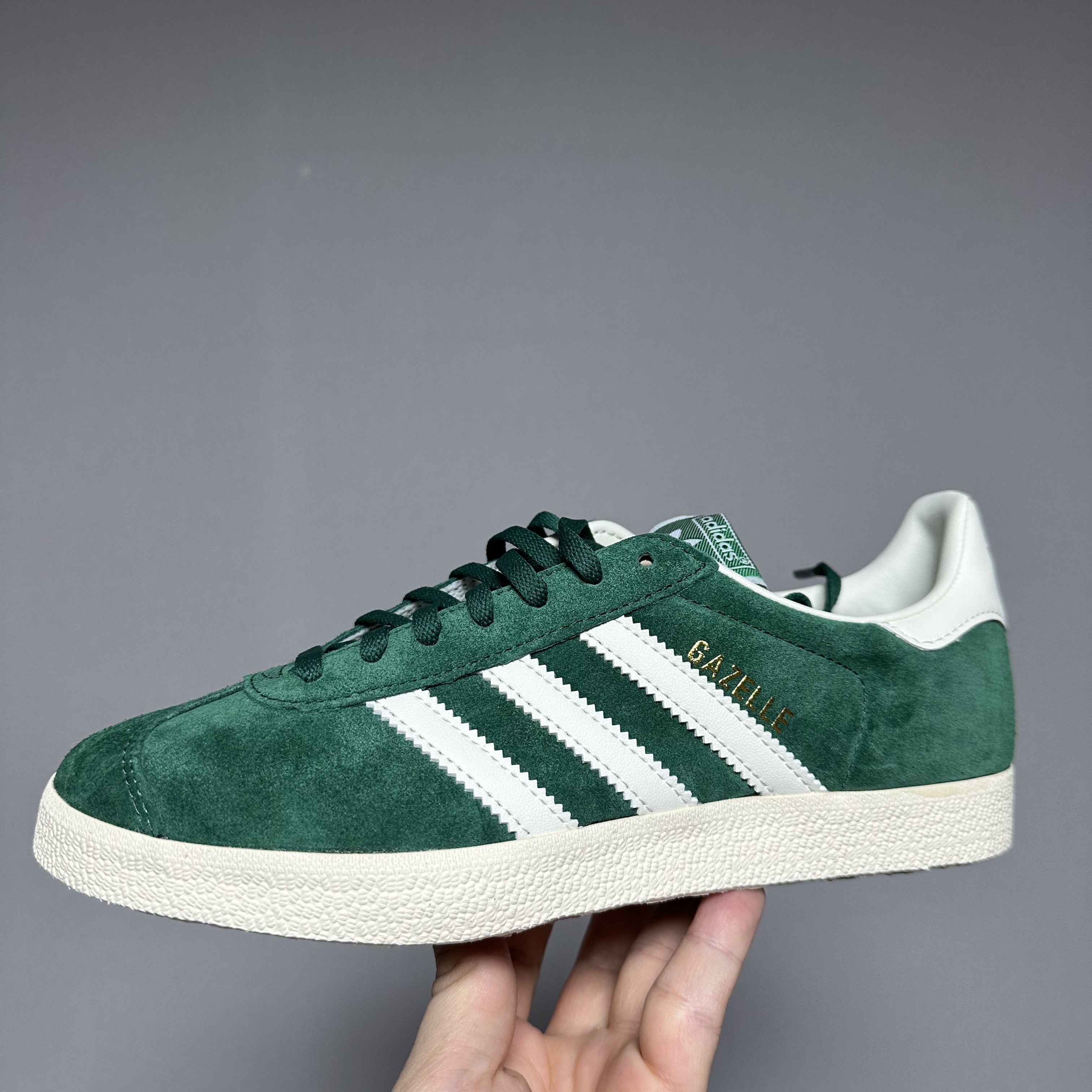 Adidas Gazelle Dark Green Cream White 착용 스타일 - 1