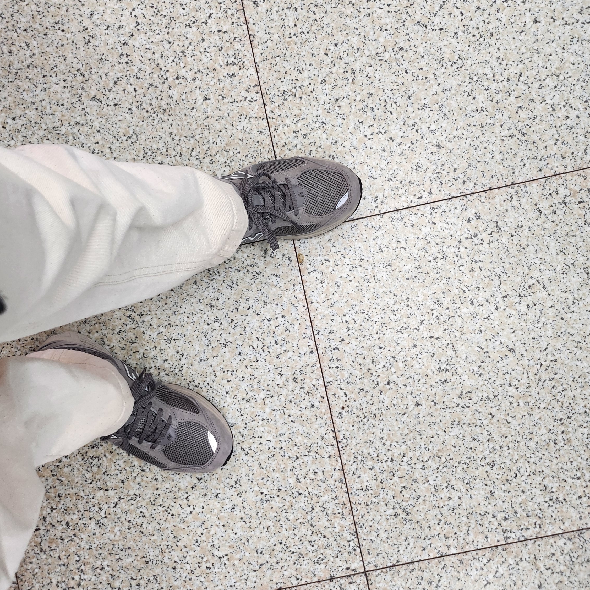 New Balance 2002R Grey 착용 스타일