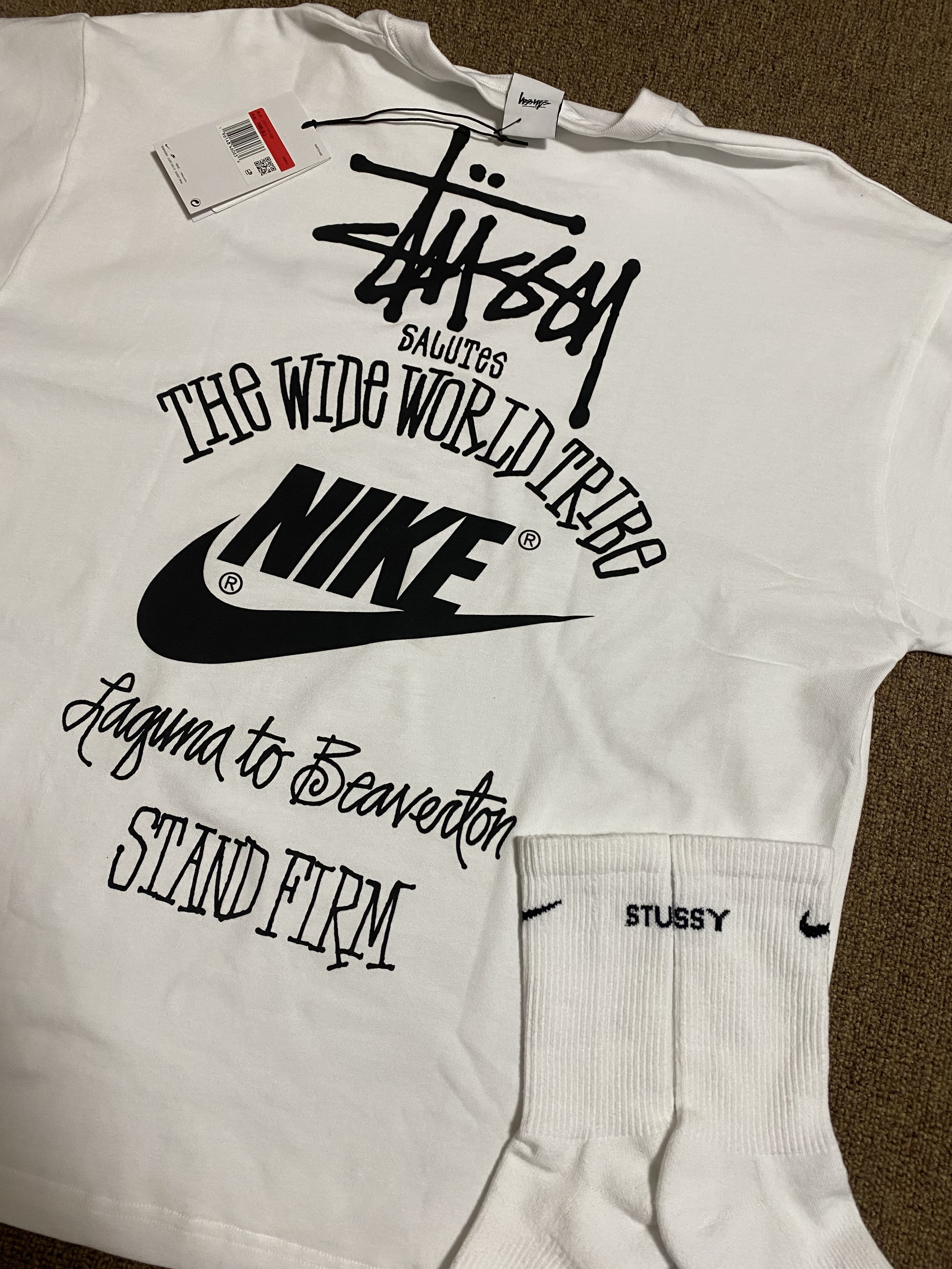 Nike x Stussy T-Shirt White (DV1774-100), Nike x Stussy NRG Crew Socks White Black 착용 스타일 - 2