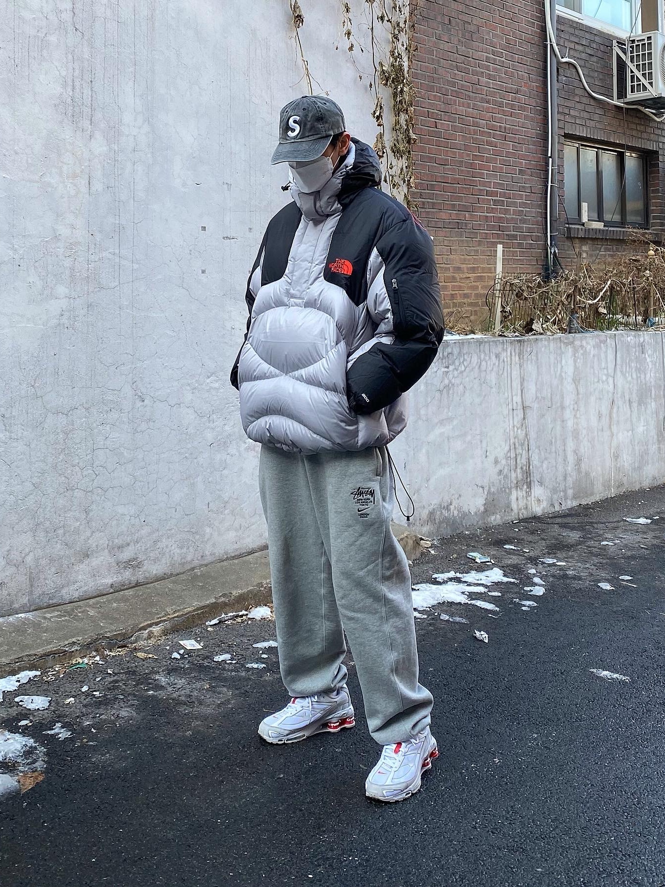 Supreme x The North Face 800-Fill Half Zip Hooded Pullover Grey - 22FW, Supreme Pigment Print S Logo 6-Panel Black - 20SS 착용 스타일 - 1