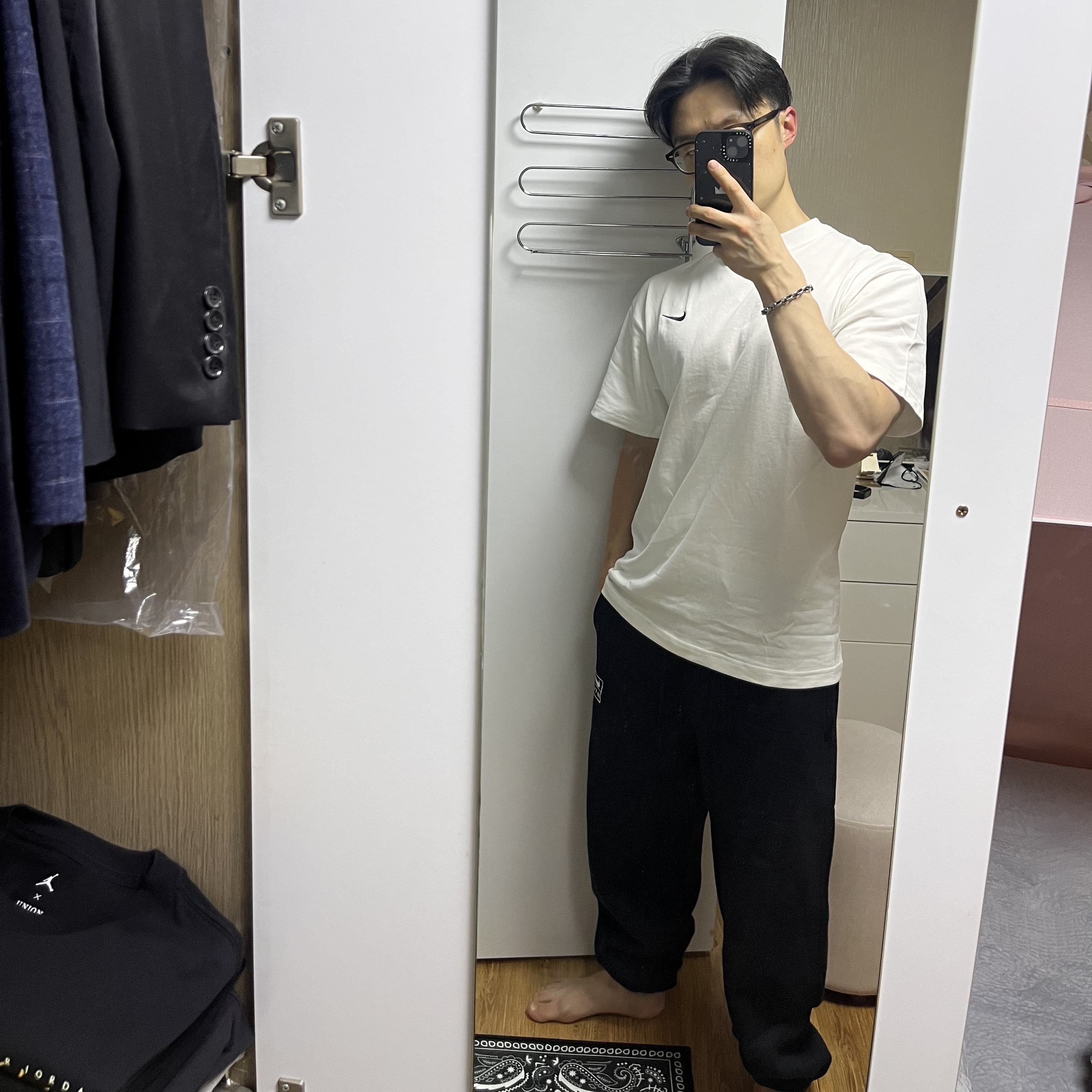 Nike x Stussy T-Shirt White (DV1774-100), Nike x Stussy NRG Washed Fleece Pants Black (DO5296-010) 착용 스타일 - 1