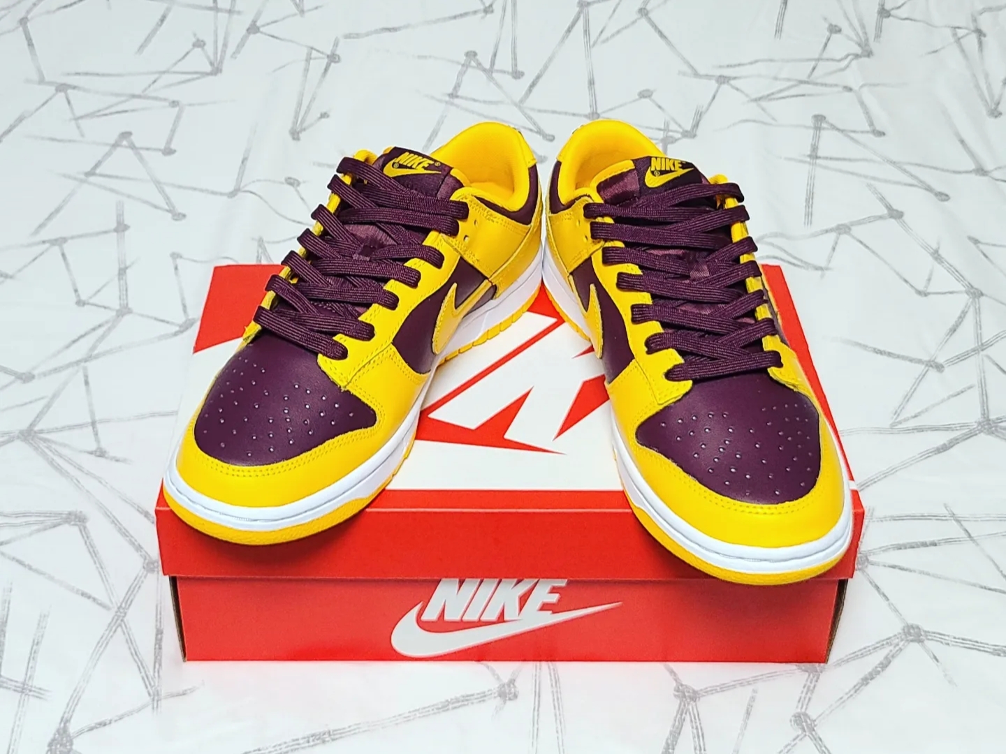 Nike Dunk Low Retro University Gold and Deep Maroon 착용 스타일 - 3