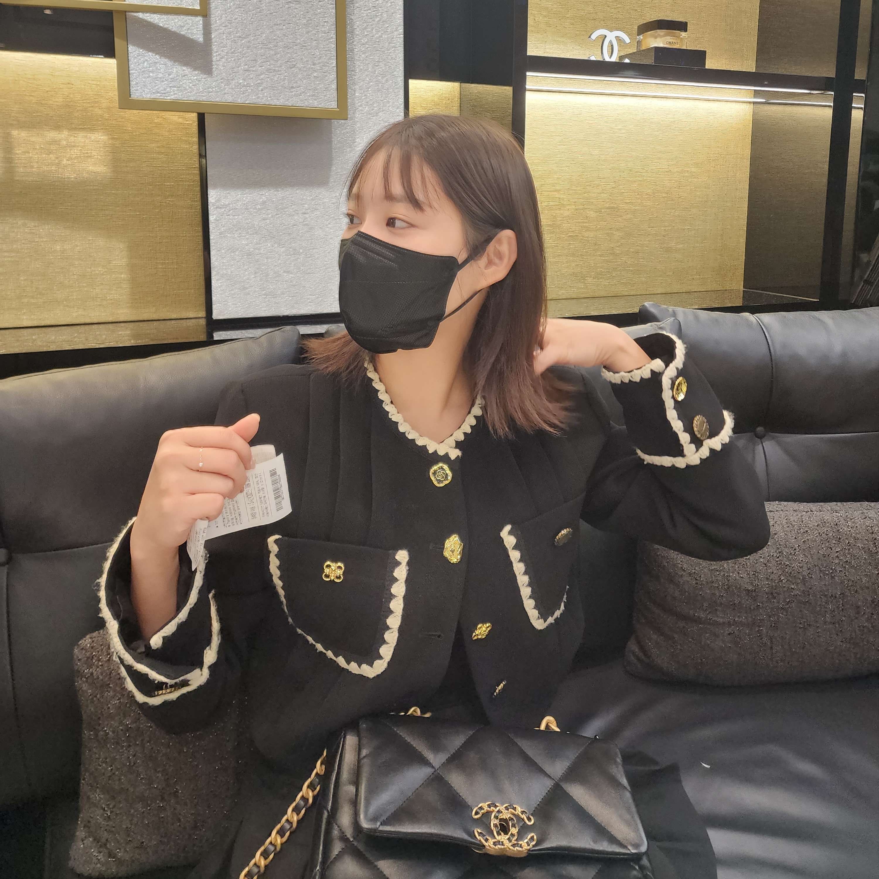 Chanel Medium 19 Handbag Lambskin & Gold Black 착용 스타일 - 3