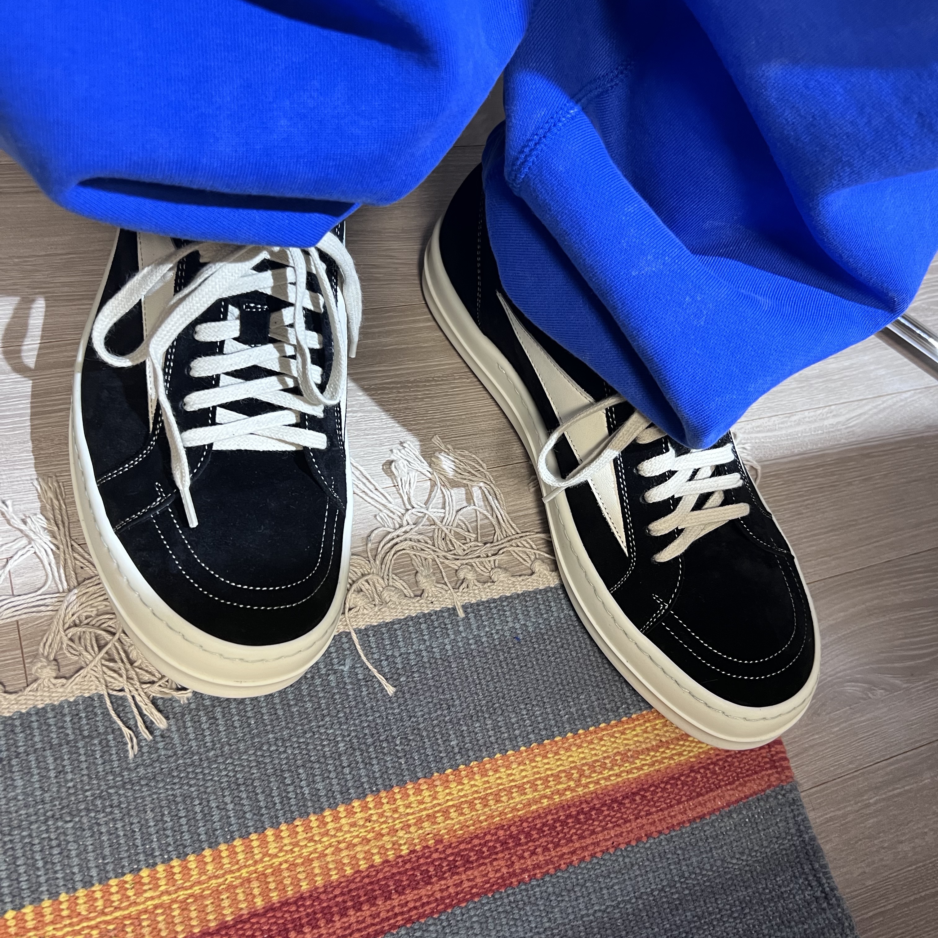 Rick Owens Suede Vintage Sneakers Black Milk White, Nike x Stussy NRG Acid Washed Fleece Pants Game Royal (DR4025-480) 착용 스타일 - 1