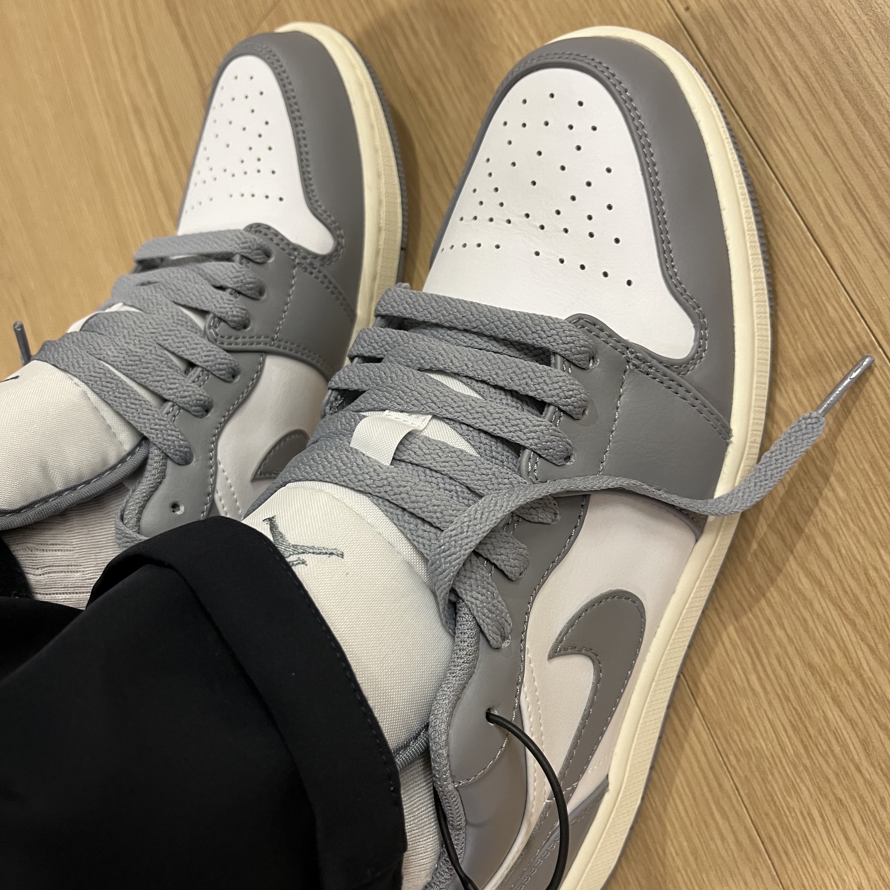 Jordan 1 Low Stealth and White 착용 스타일 - 2