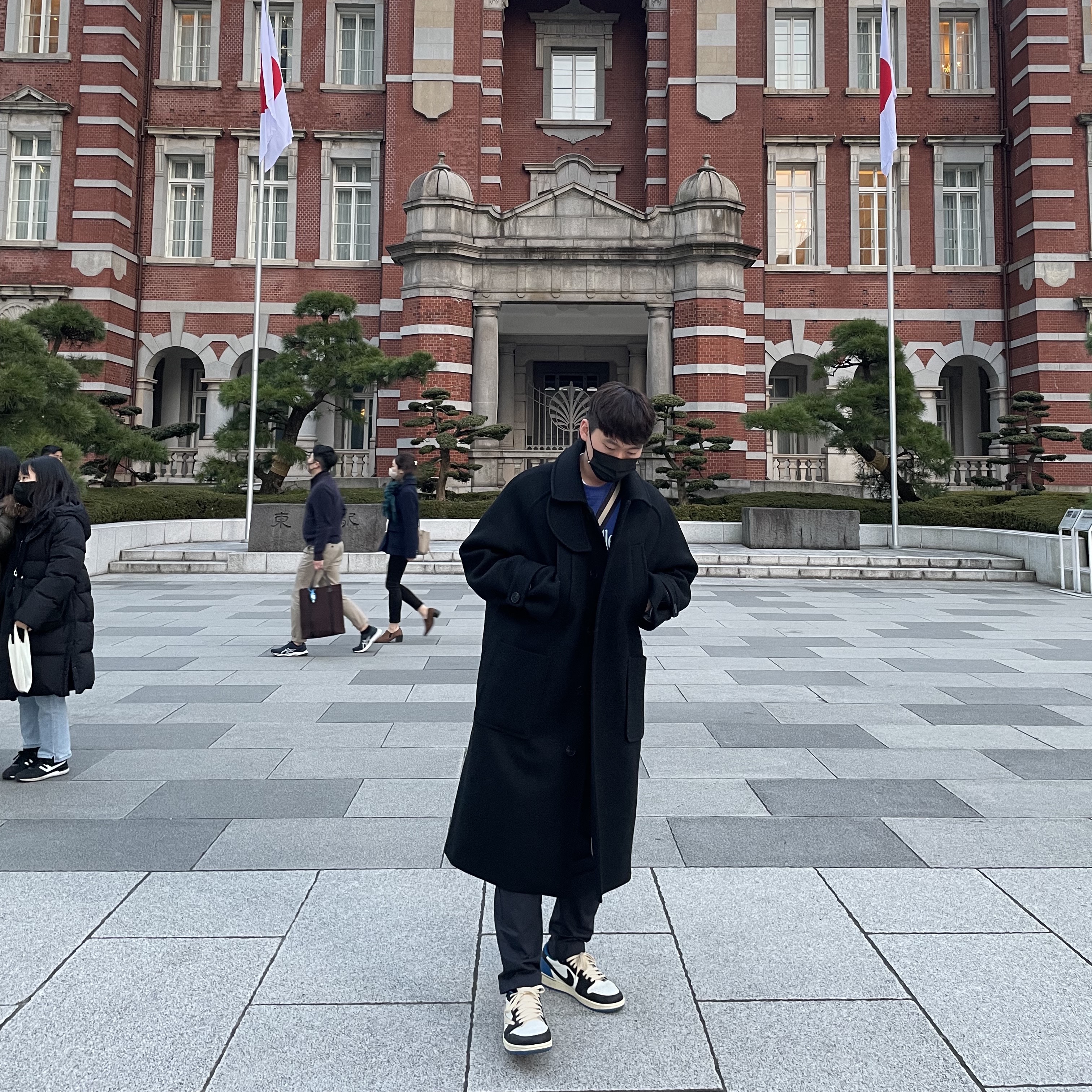 Jordan 1 x Travis Scott x Fragment Retro Low OG SP Military Blue, Undermycar Legion.02 Balmacaan Oversized Wool Coat Black 착용 스타일