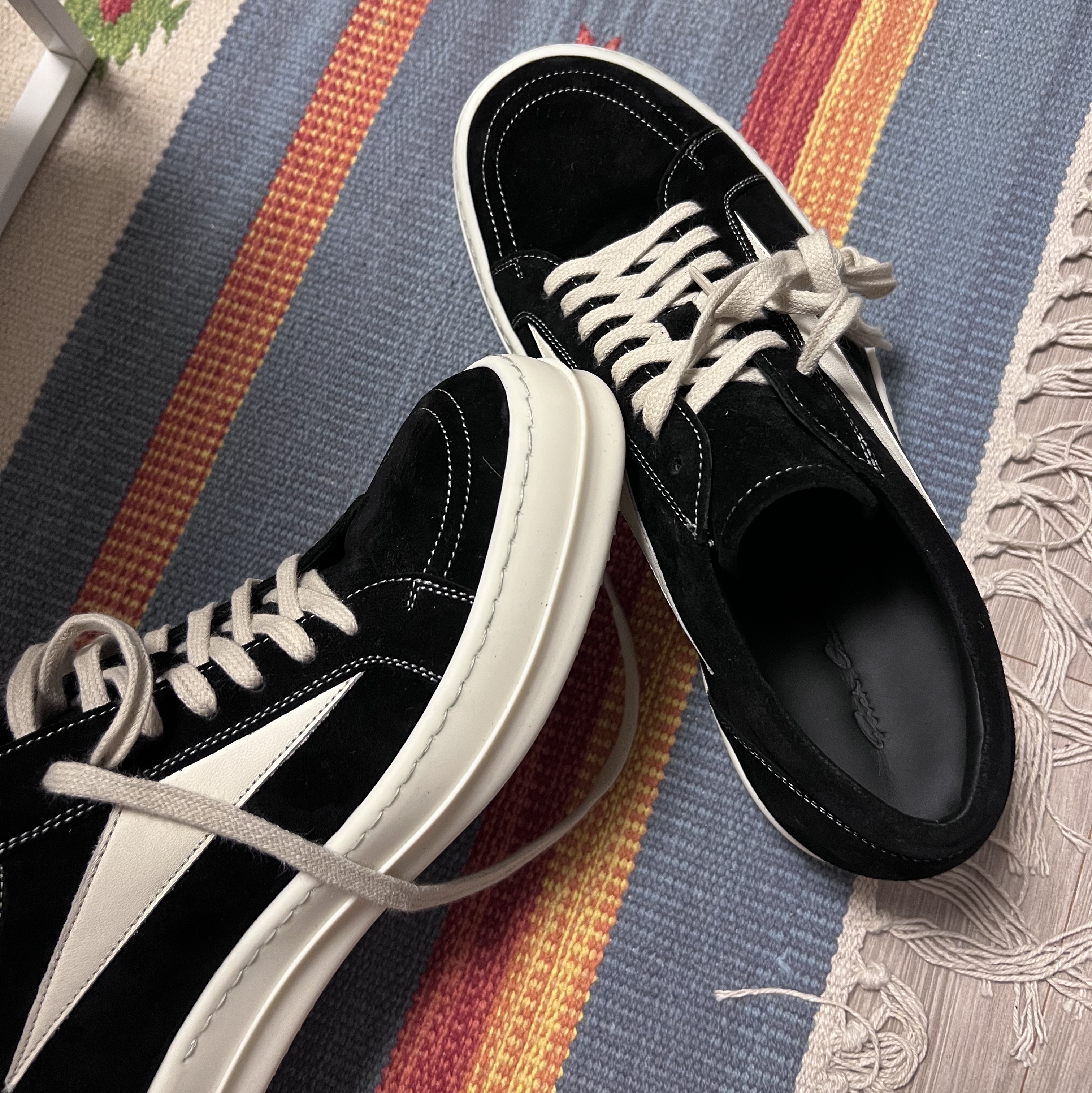 Rick Owens Suede Vintage Sneakers Black Milk White, Nike x Stussy NRG Acid Washed Fleece Pants Game Royal (DR4025-480) 착용 스타일 - 2