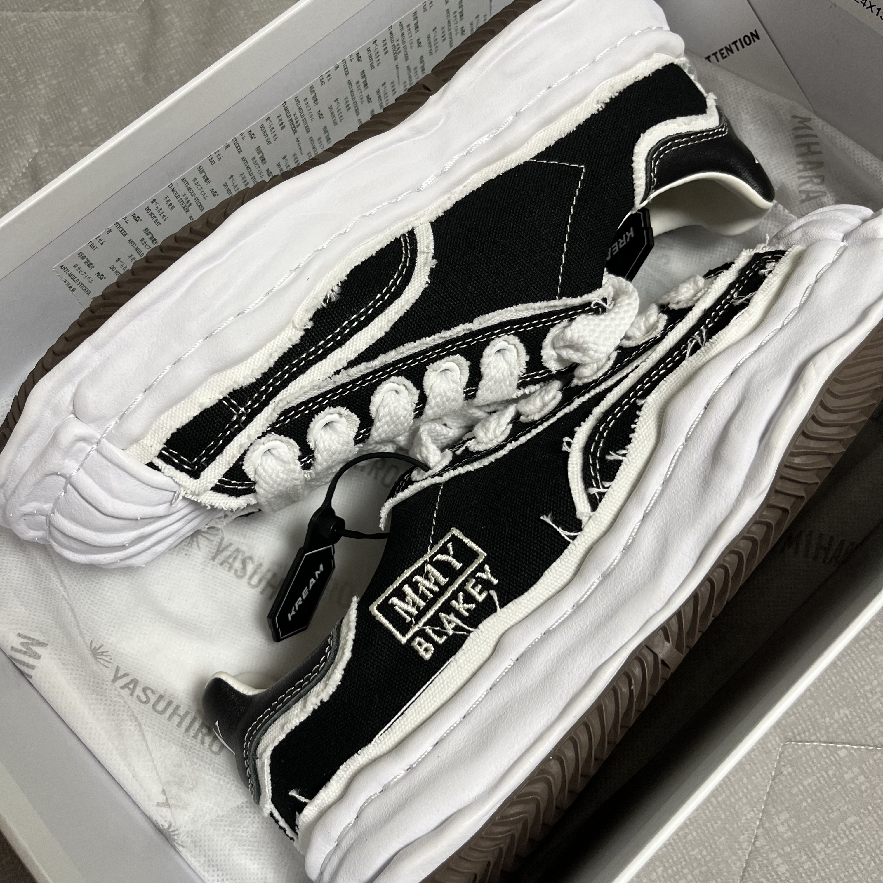 Maison Mihara Yasuhiro Blakey OG Sole OH Canvas Low-top Sneakers Black 착용 스타일 - 1