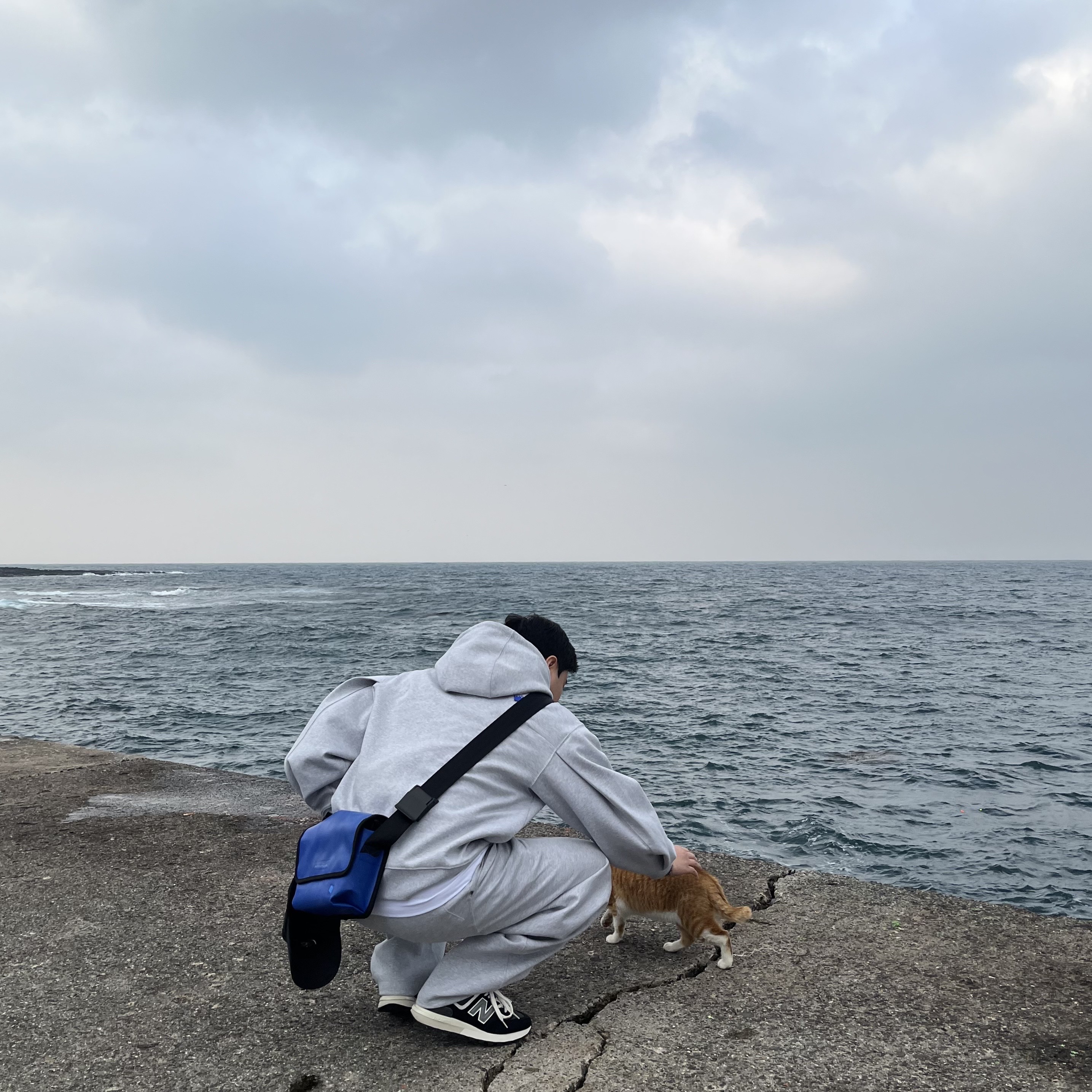 Ader Error Small Trace Esty Messanger Bag Z-Blue, Dada Glow Logo Cap Black 착용 스타일