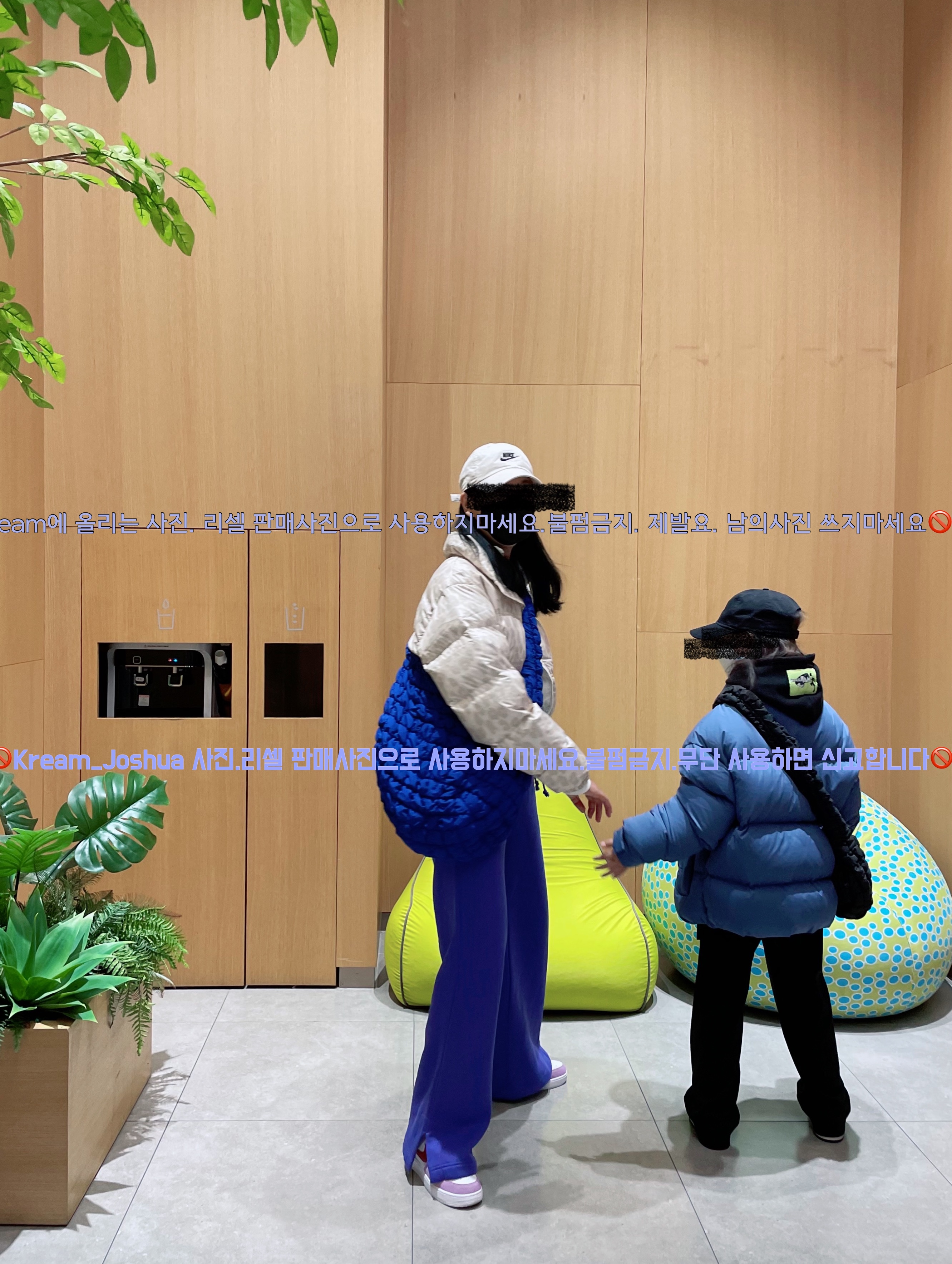 COS Quilted Oversized Shoulder Bag Blue, (W) The North Face Print Nuptse Short Jacket Silver Grey Leopard Print 착용 스타일 - 3