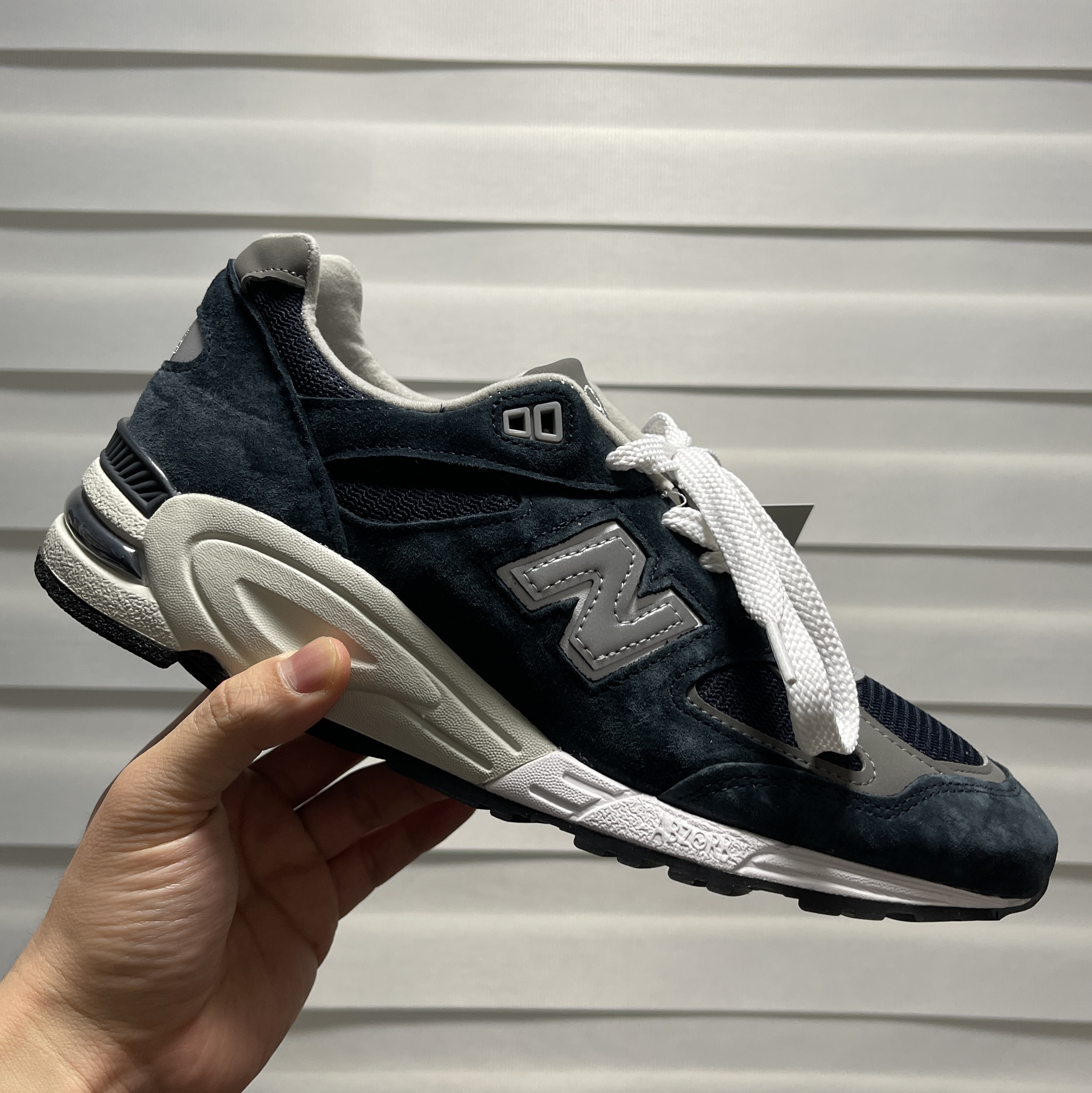 New Balance 990v2 Made in USA Navy 착용 스타일 - 3
