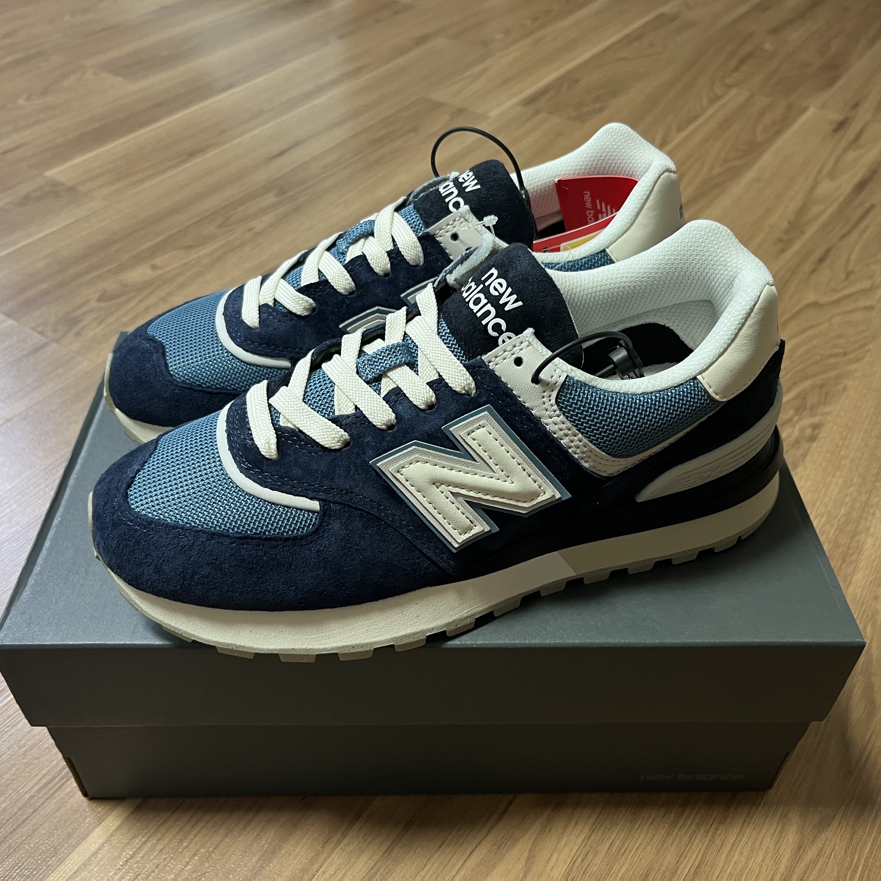 New Balance 574 Legacy Navy Sea Salt 착용 스타일 - 2