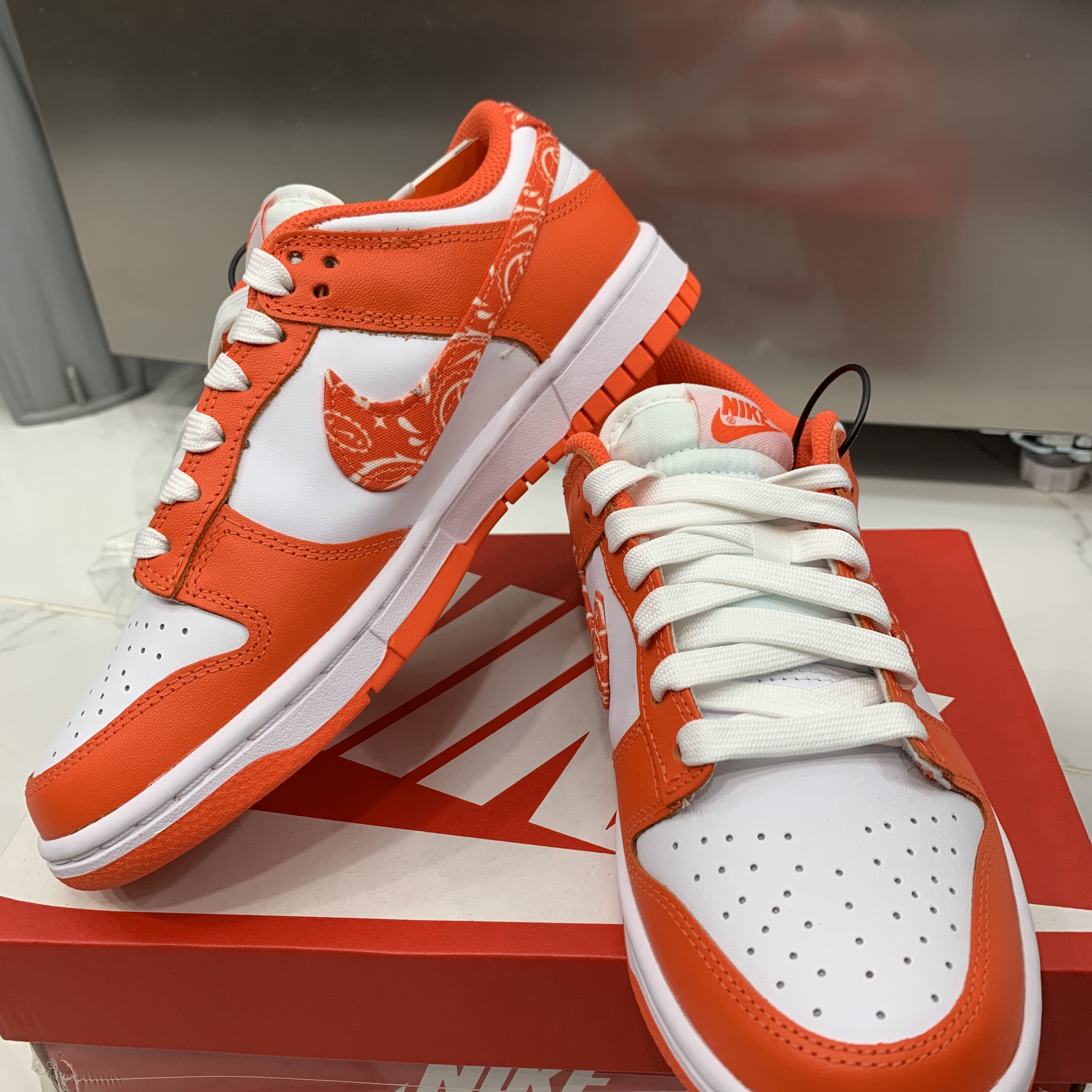 (W) Nike Dunk Low Essential Orange Paisley 착용 스타일