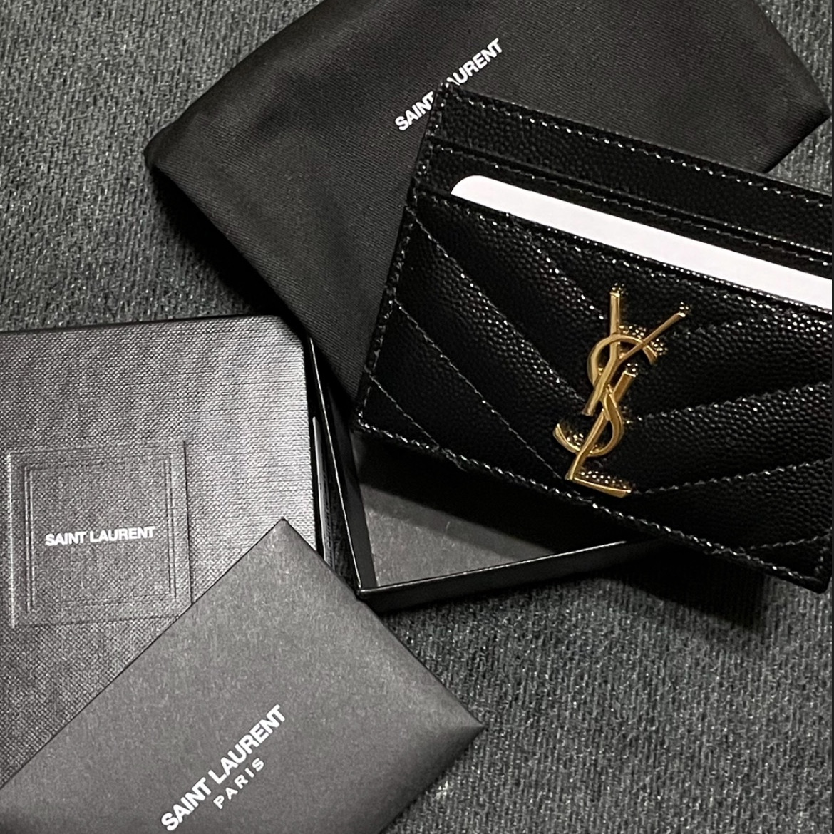 Saint Laurent Cassandre Matelasse Card Case in Grain De Poudre Embossed Leather Black 착용 스타일