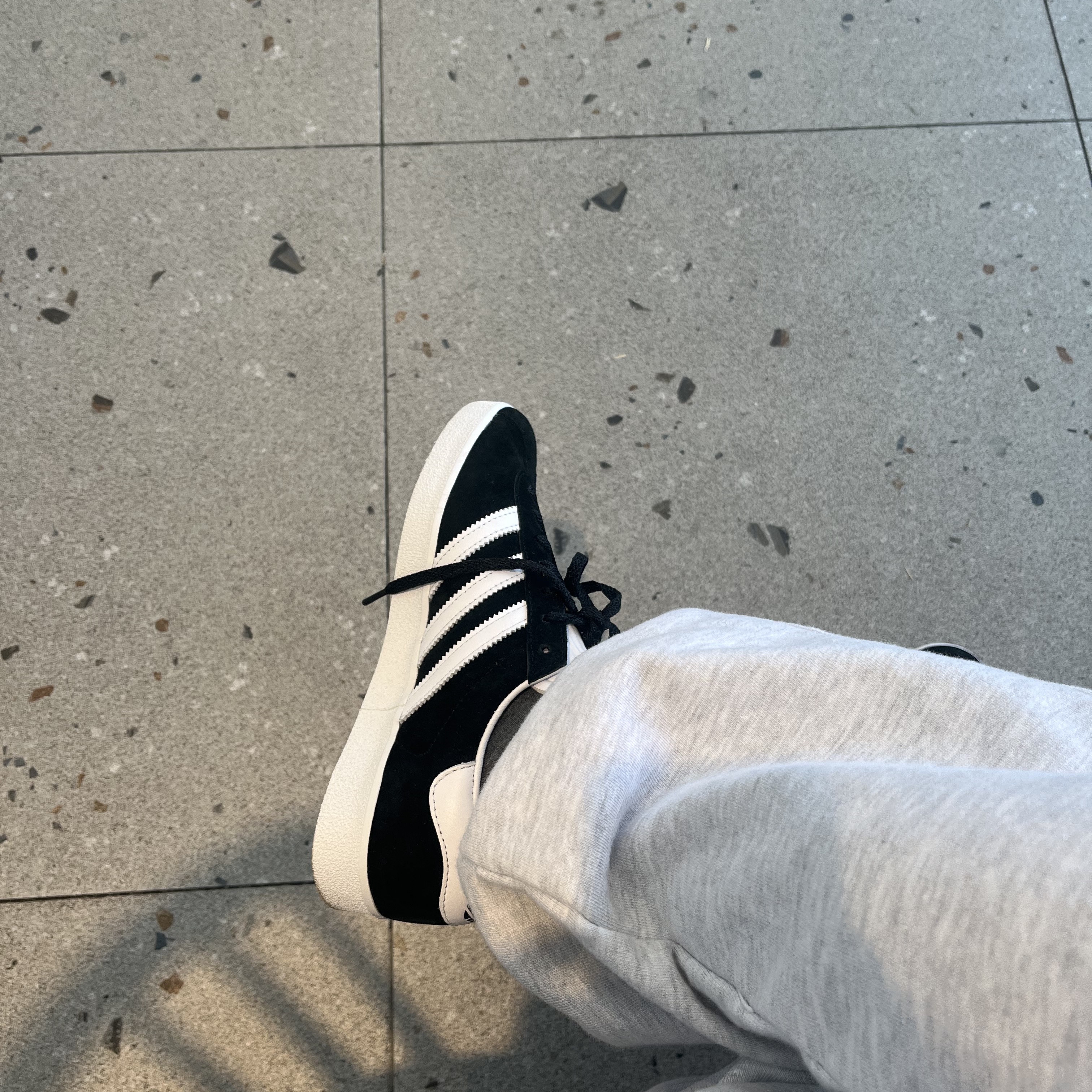 Adidas Gazelle 85 Core Black 착용 스타일 - 2