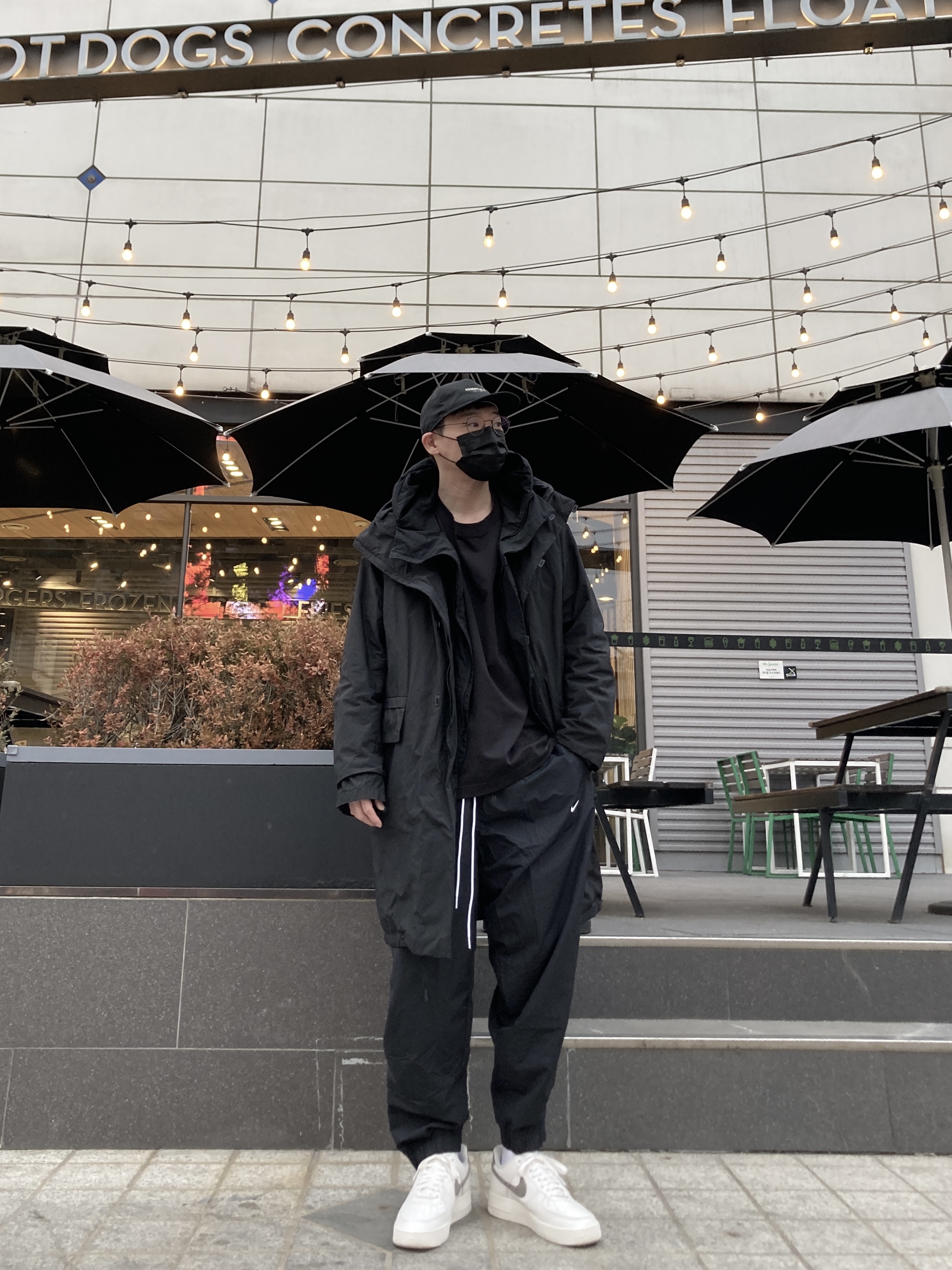 Nike NRG Solo Swoosh Woven Track Pants Black White - Asia, Essentials x New Era Retro Crown Strapback Black 착용 스타일 - 1