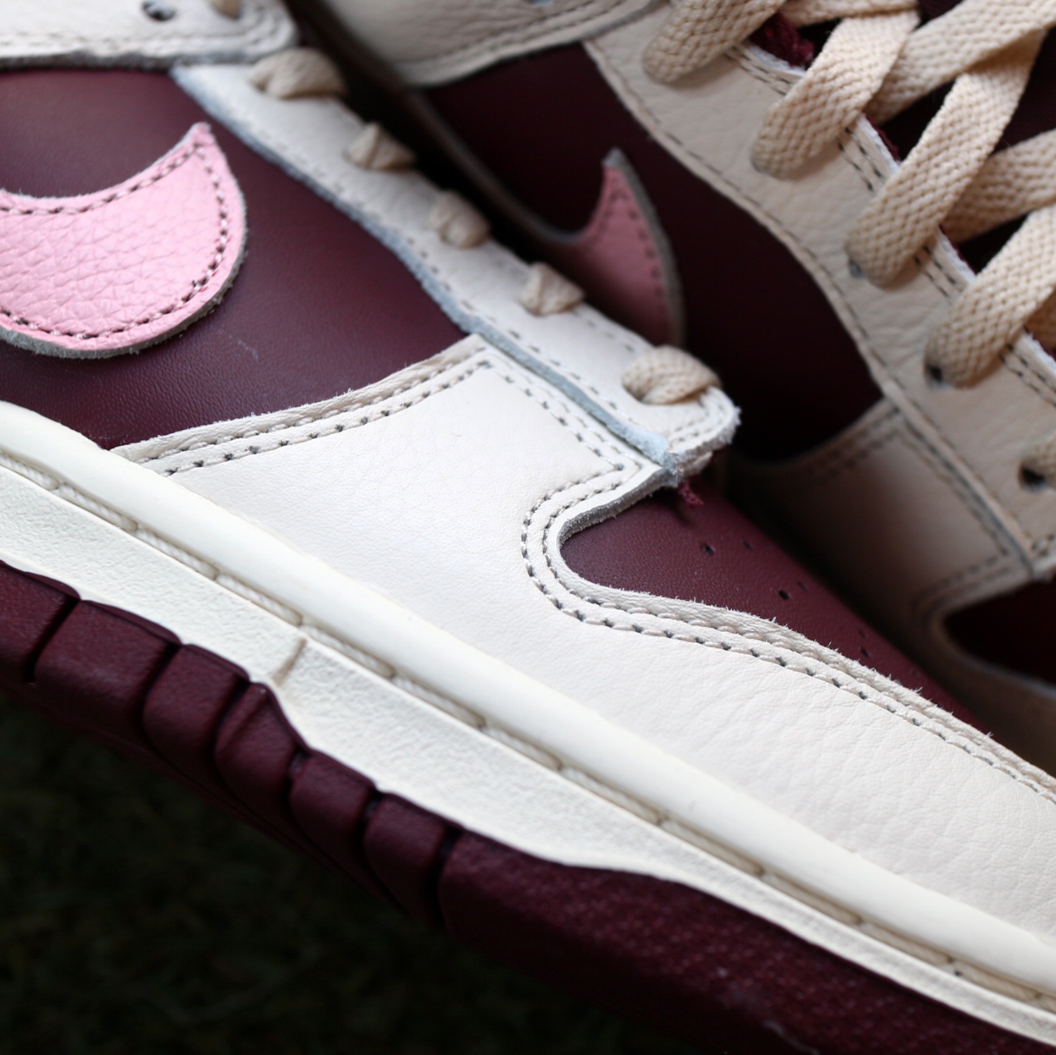 NIke Dunk Low Retro Night Maroon and Medium Soft Pink 착용 스타일 - 2