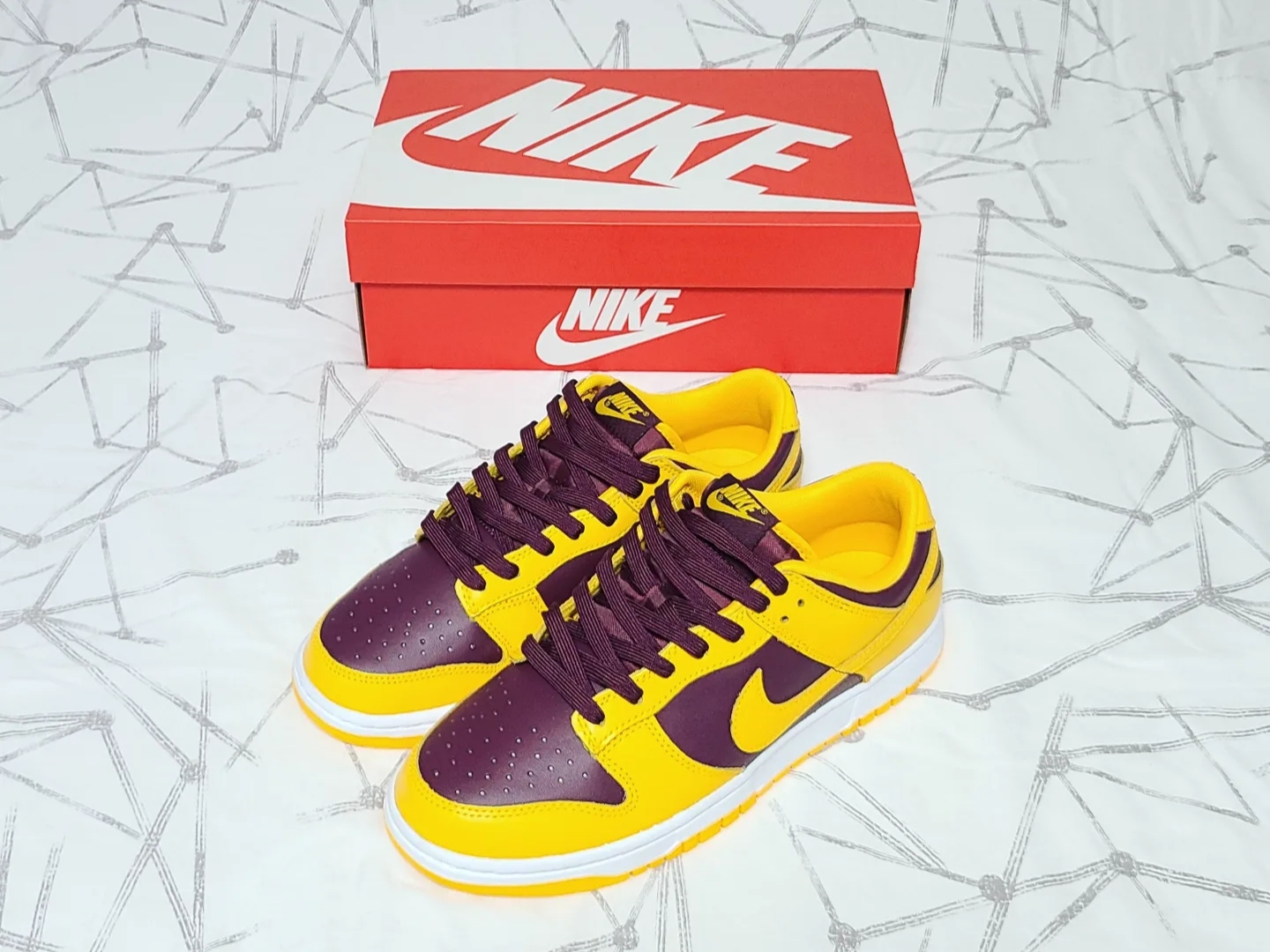 Nike Dunk Low Retro University Gold and Deep Maroon 착용 스타일 - 1