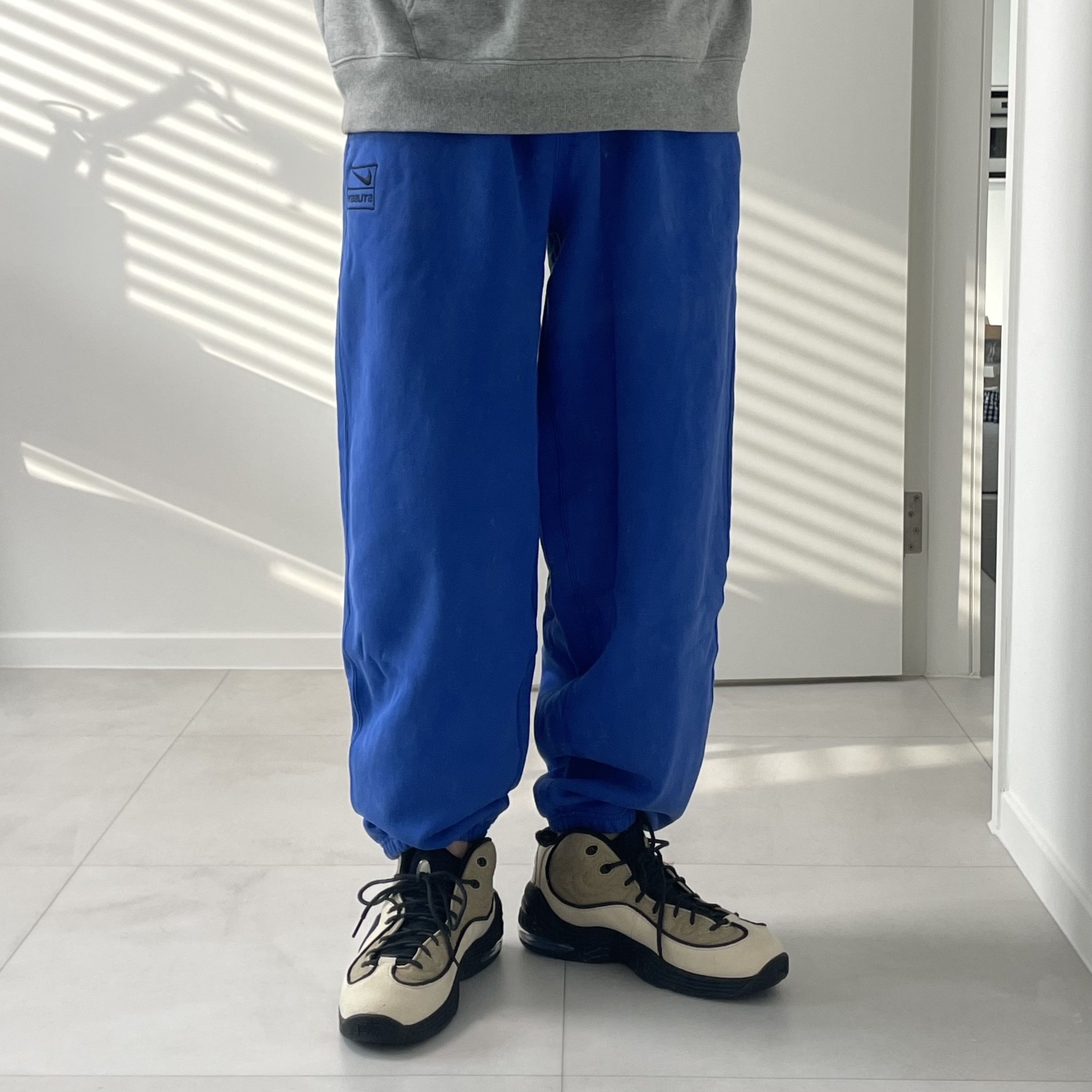 Nike x Stussy NRG Acid Washed Fleece Pants Game Royal (DR4025-480), Nike x Stussy Air Penny II Rattan and Limestone 착용 스타일 - 1