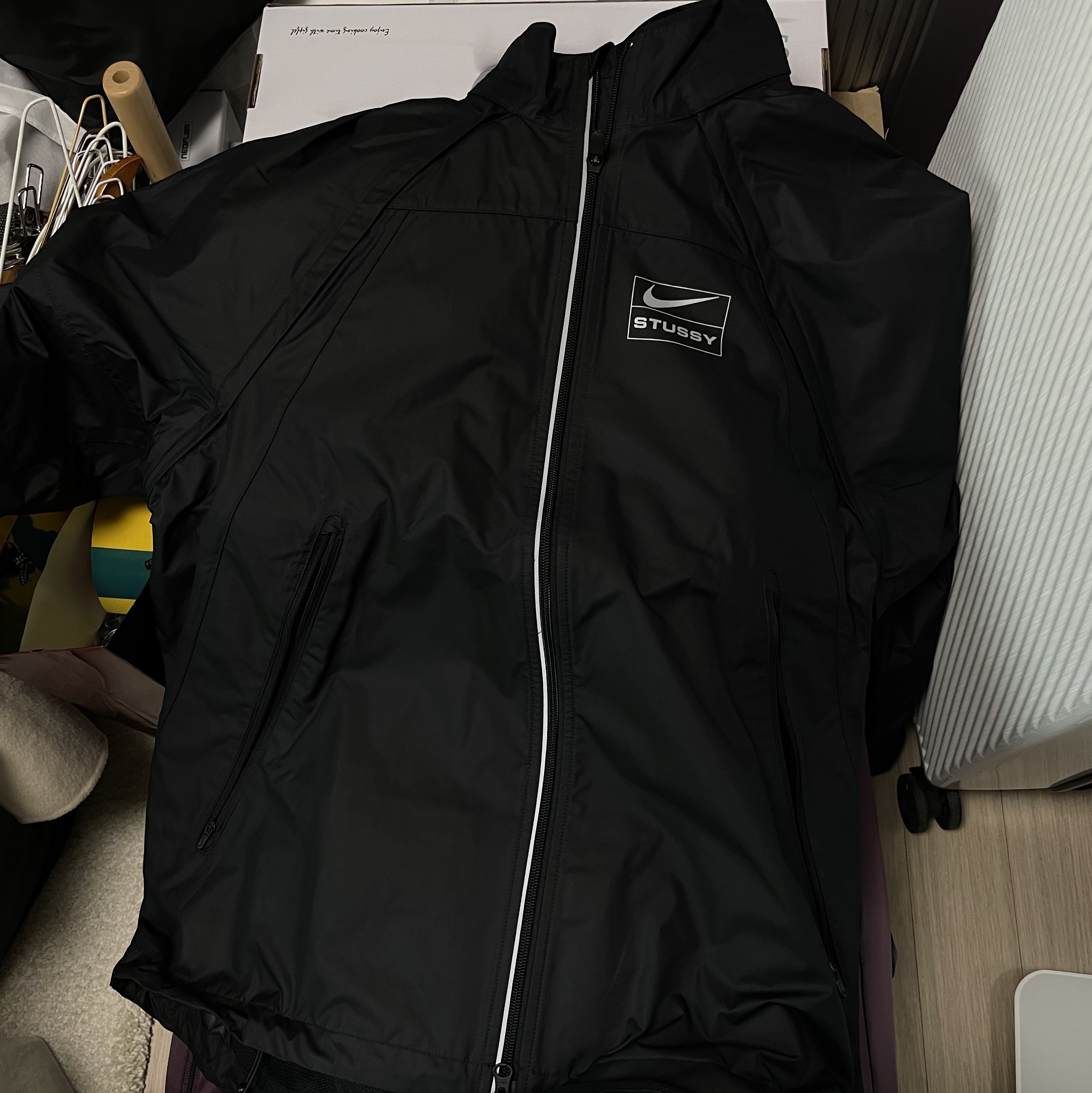 Nike x Stussy NRG FL Storm-Fit Jacket Black (DO5304-010), Nike x Stussy NRG FL Storm-Fit Jacket Black (DO5305-010) 착용 스타일 - 2