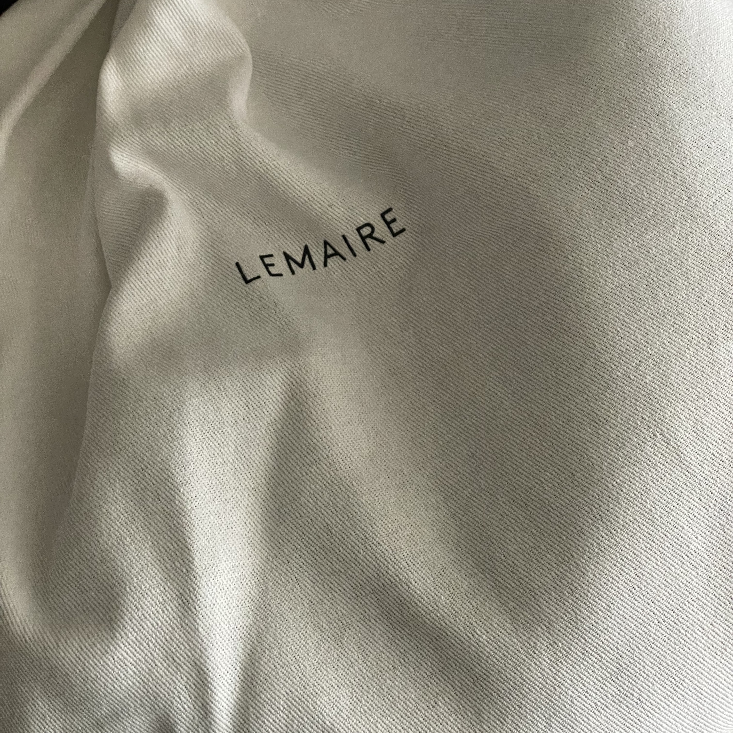 Lemaire Small Croissant Bag Soft Nappa Leather Dark Chocolate 착용 스타일 - 2