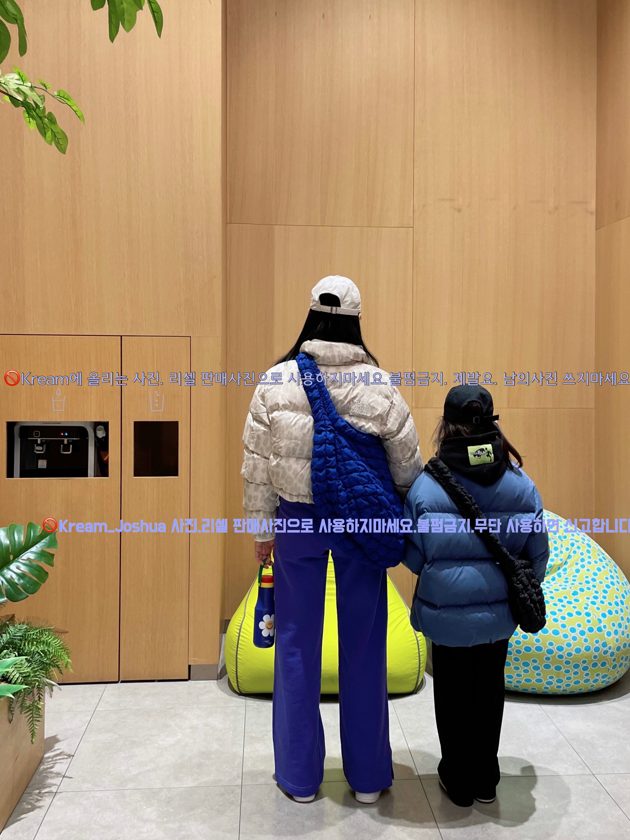 COS Quilted Oversized Shoulder Bag Blue, (W) The North Face Print Nuptse Short Jacket Silver Grey Leopard Print 착용 스타일 - 1