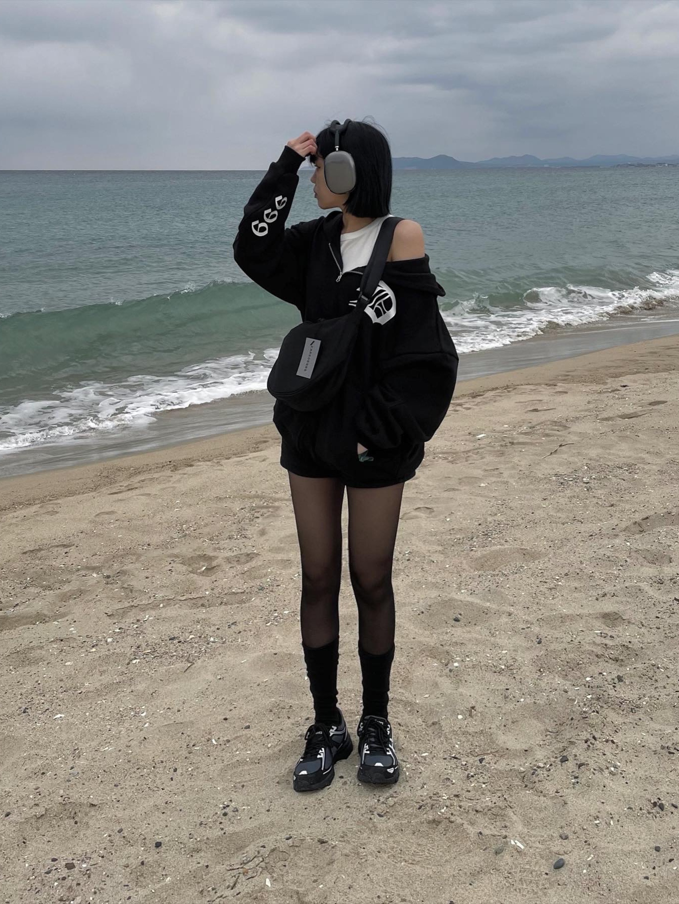 Asics Gel-Venture 6 Carrier Grey, Apple AirPods Max Lightning Space Gray (Korean Ver.) 착용 스타일 - 1