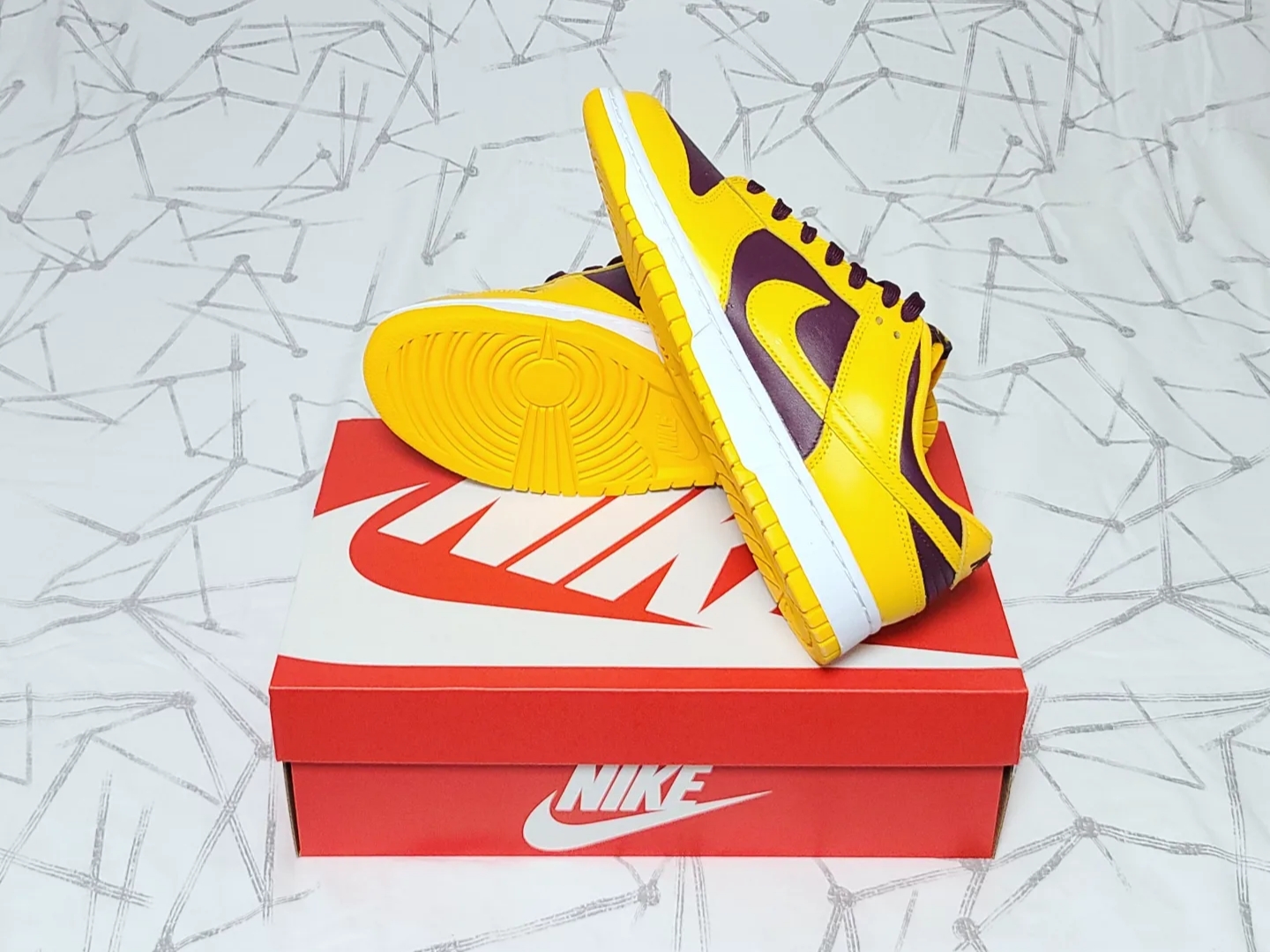 Nike Dunk Low Retro University Gold and Deep Maroon 착용 스타일 - 4