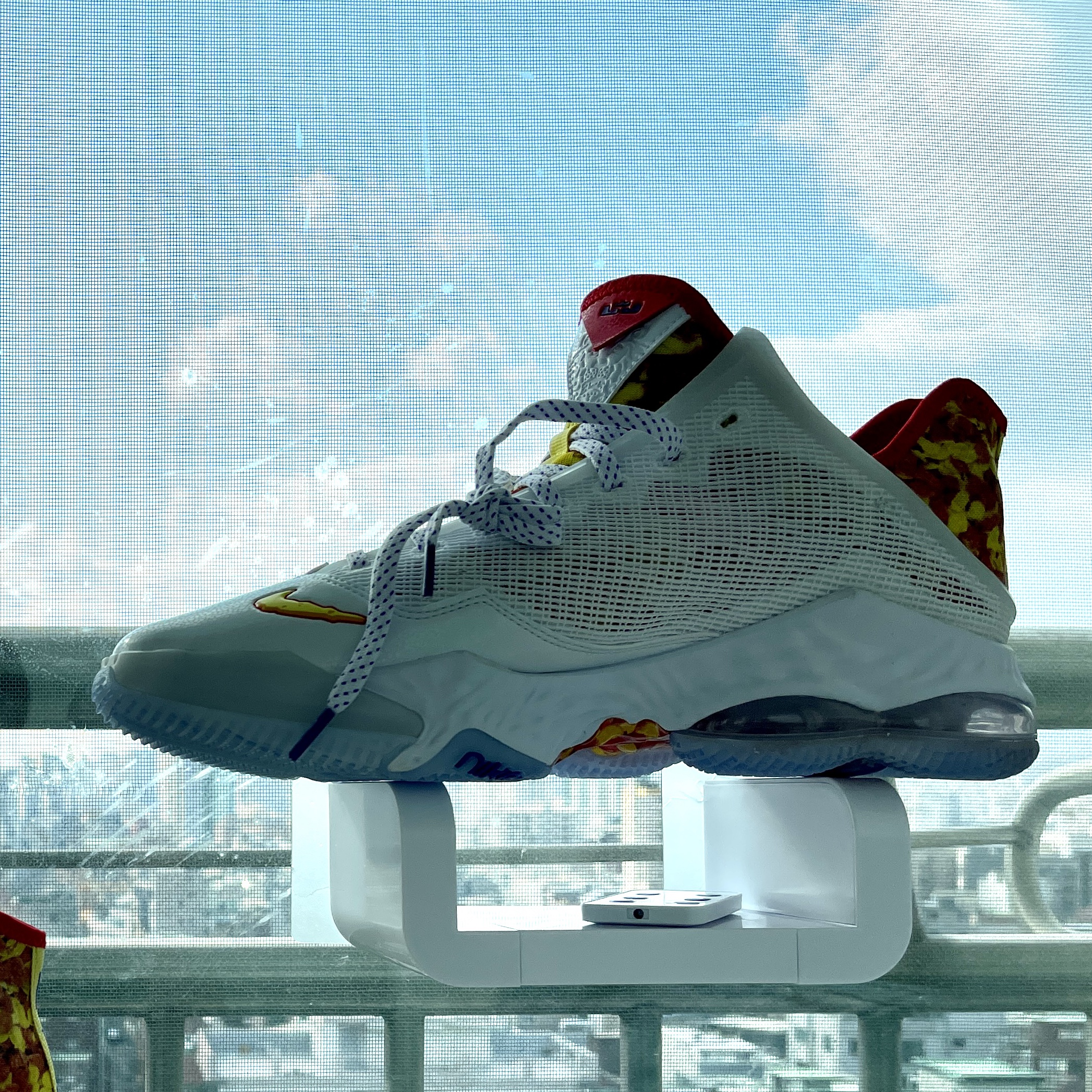 Nike LeBron XIX Low Magic Fruity Pebbles 착용 스타일 - 1