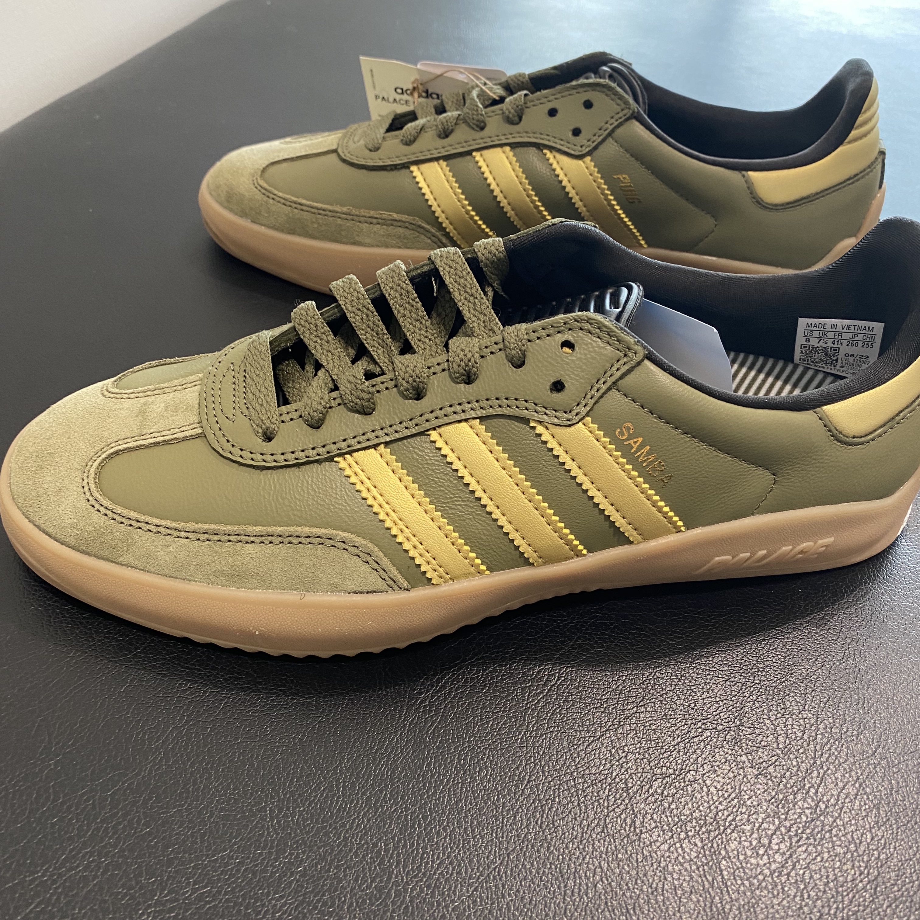 Adidas x Palace Samba Olive Gold 착용 스타일 - 1