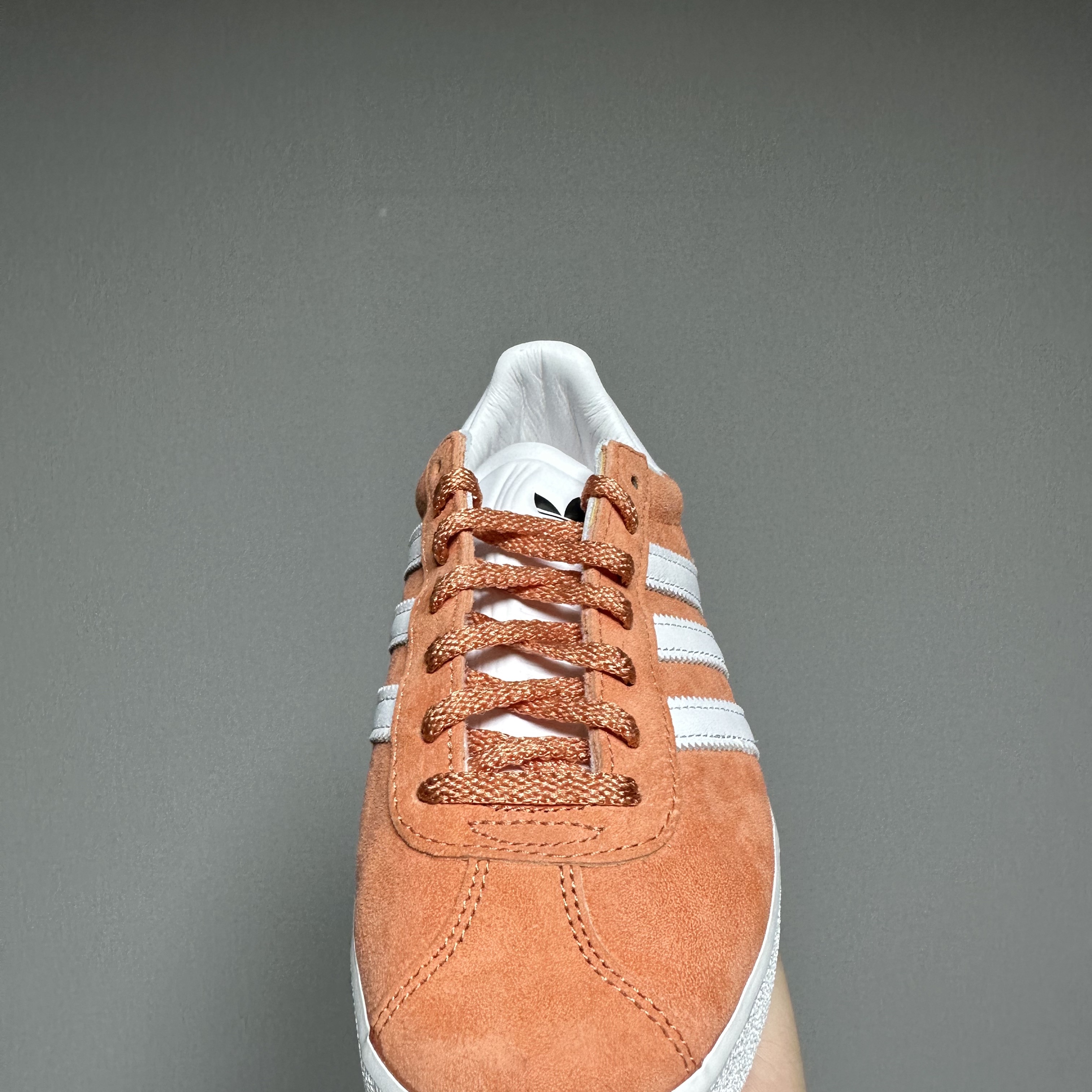 Adidas Gazelle 85 Super Coral 착용 스타일 - 2