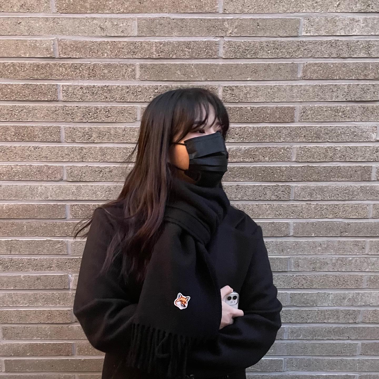 Maison Kitsune Small Fox Head Wool Muffler Black 착용 스타일 - 2
