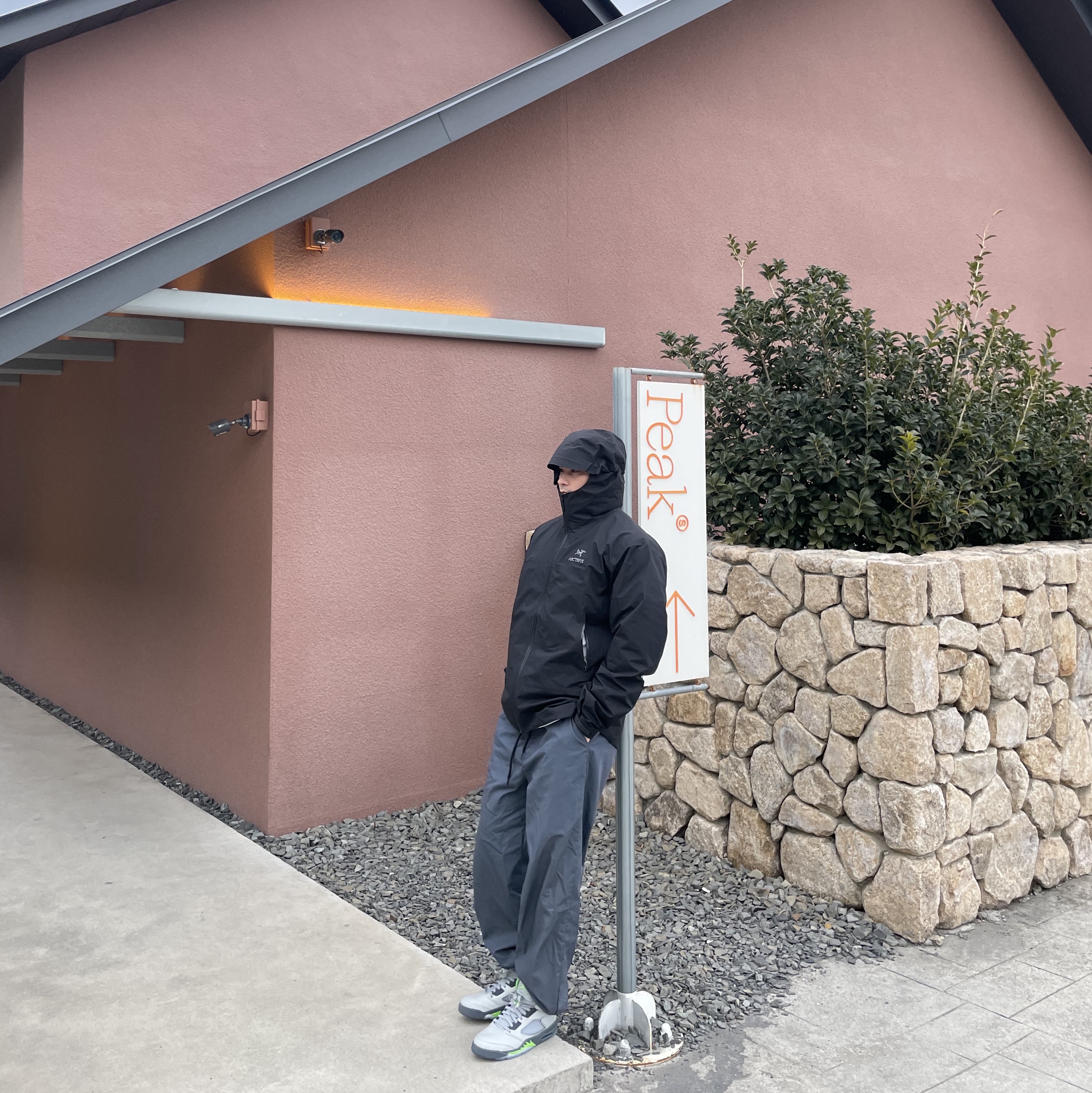 Jordan 5 Retro Green Bean, Arc'teryx Beta Jacket Black 착용 스타일