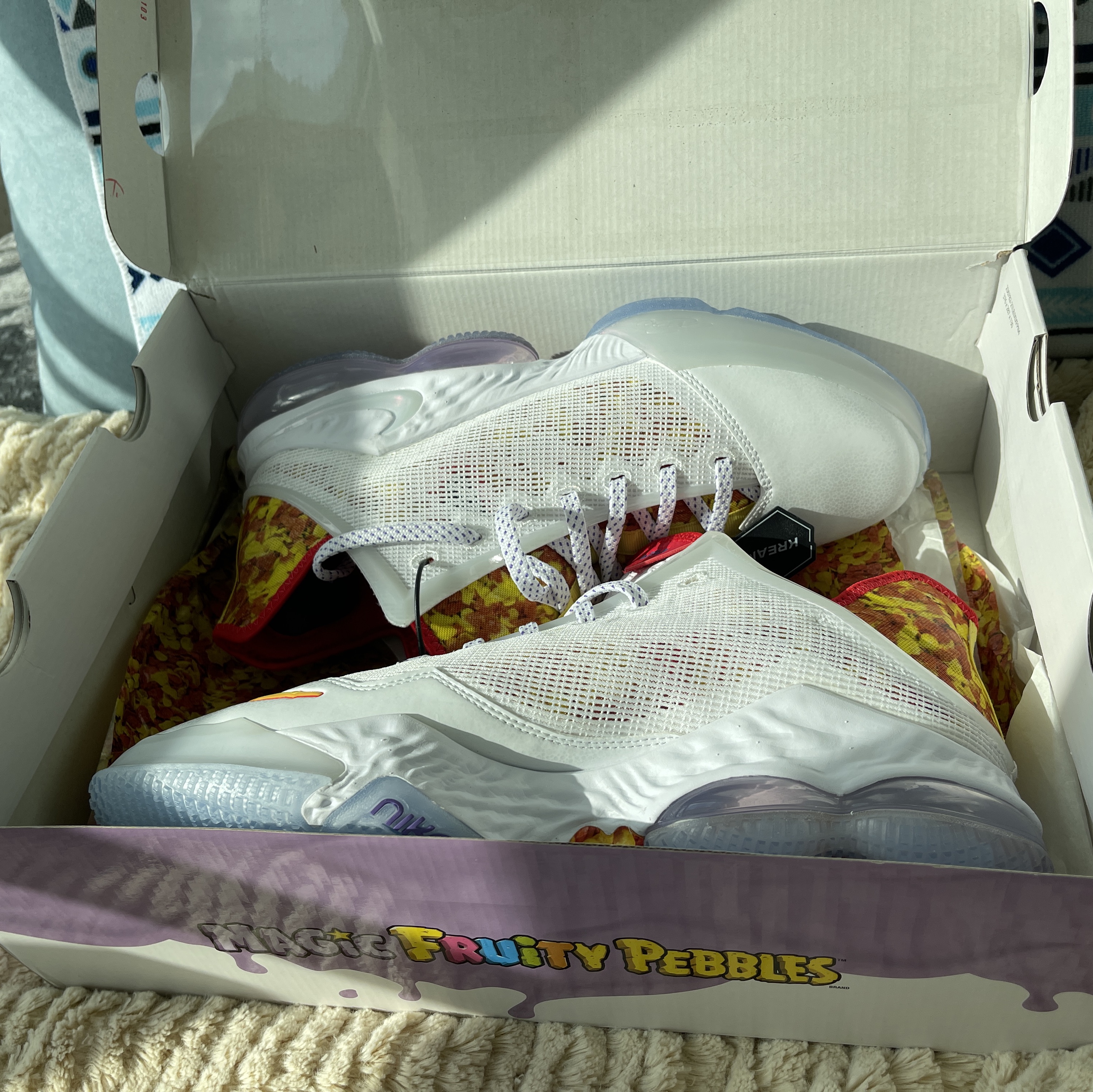 Nike LeBron XIX Low Magic Fruity Pebbles 착용 스타일 - 3