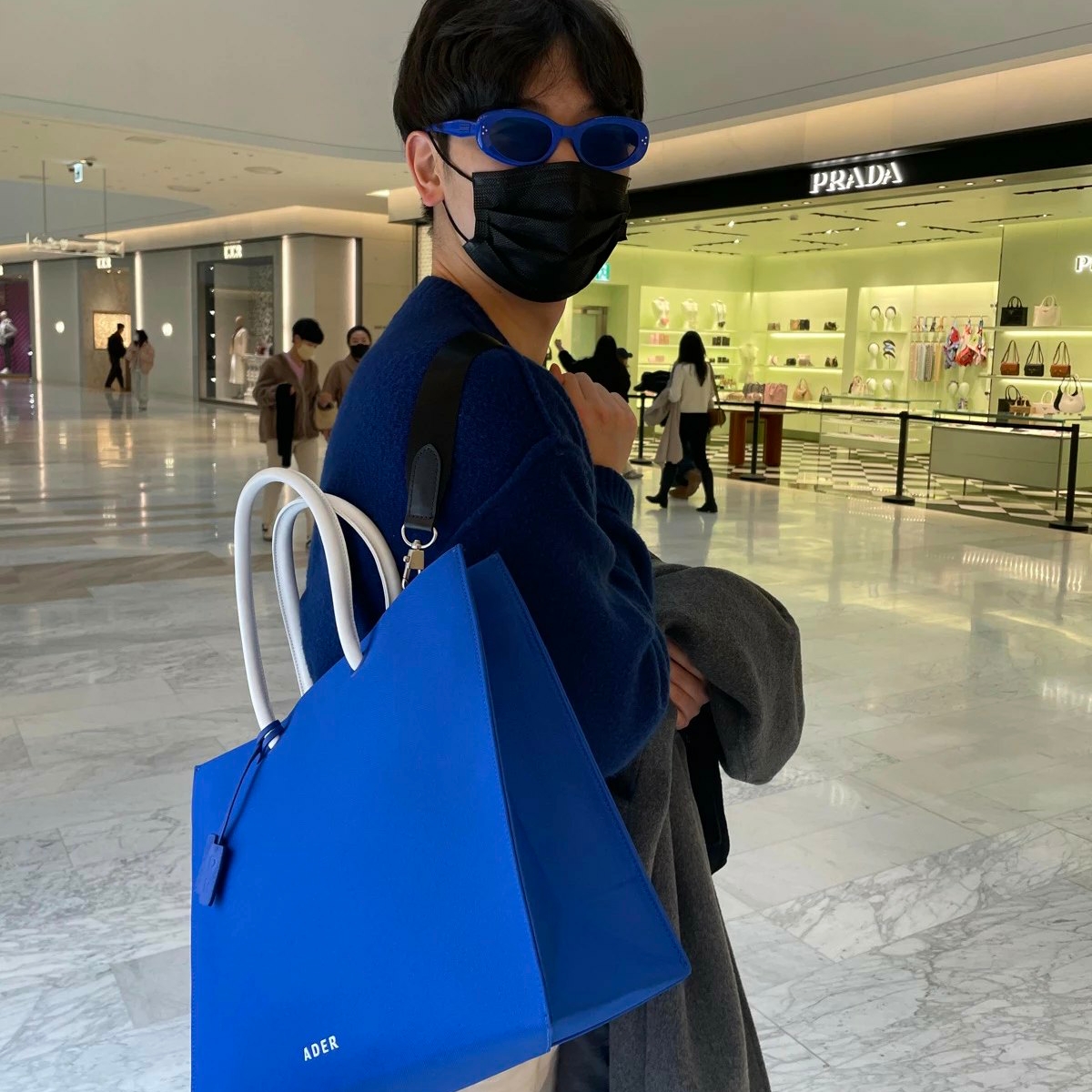 Ader Error Wide Shopper Bag Z-Blue 착용 스타일