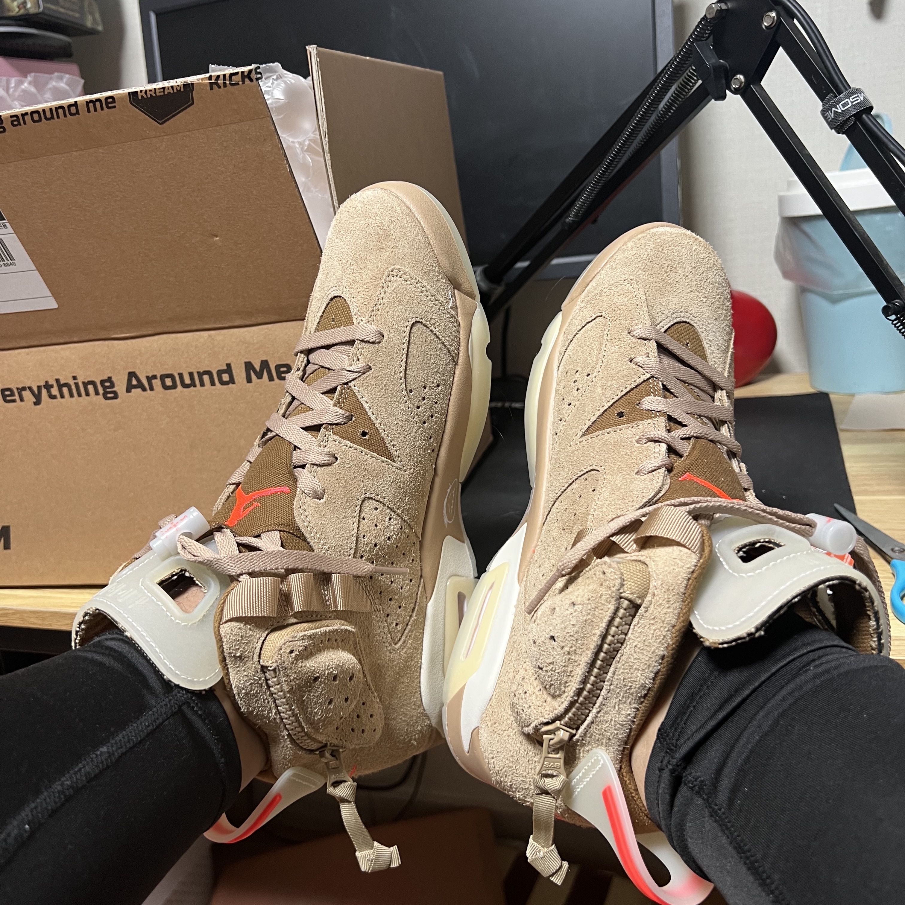 Jordan 6 x Travis Scott Retro SP British Khaki 착용 스타일