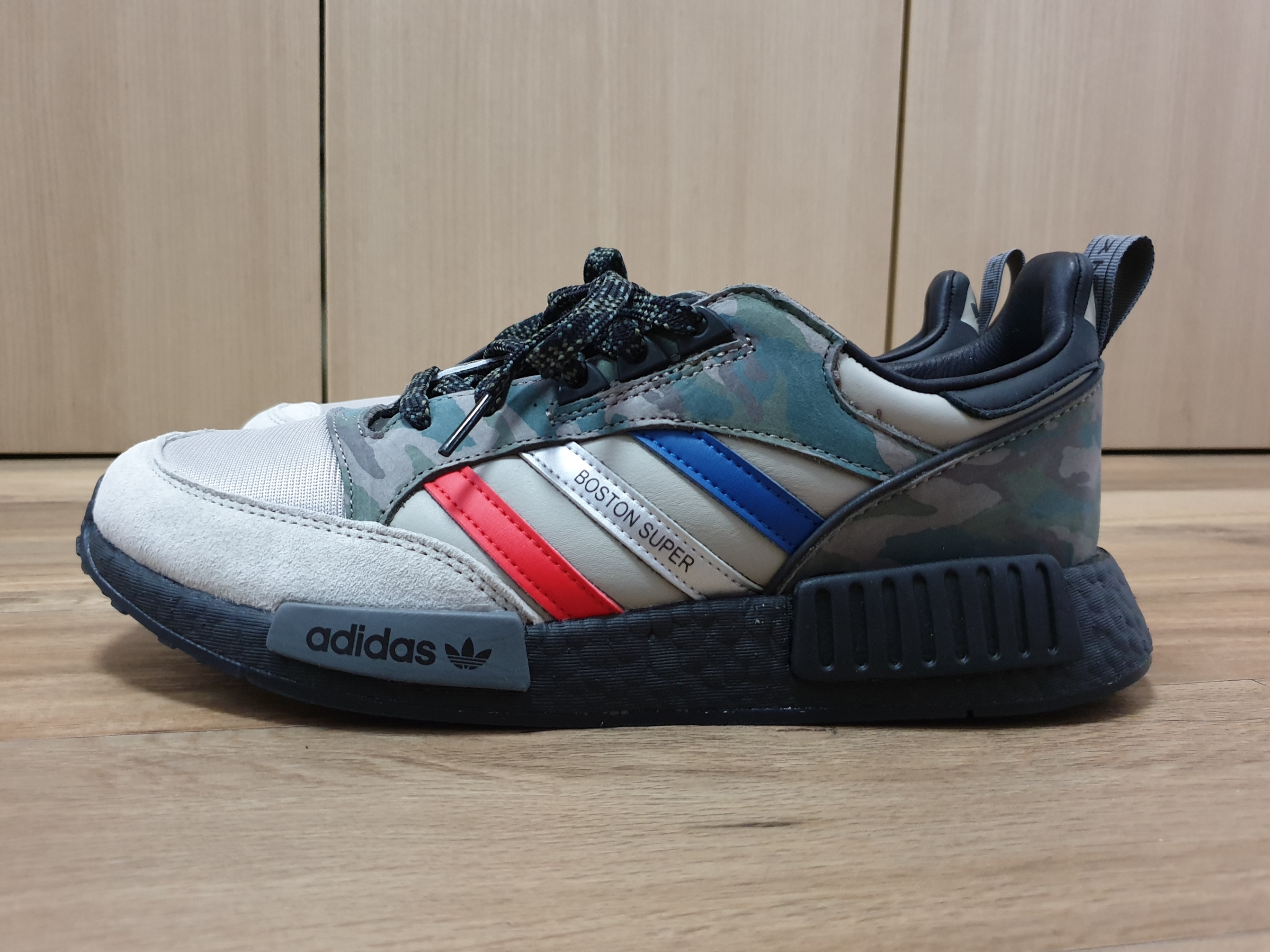 Adidas Boston SuperxR1 Core Black Metallic Silver 착용 스타일 - 2