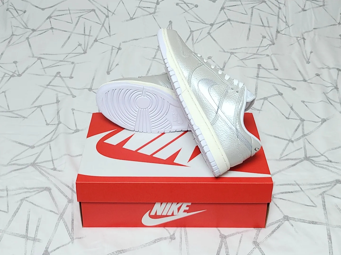 Nike Dunk Low SE Metallic Silver 착용 스타일 - 4