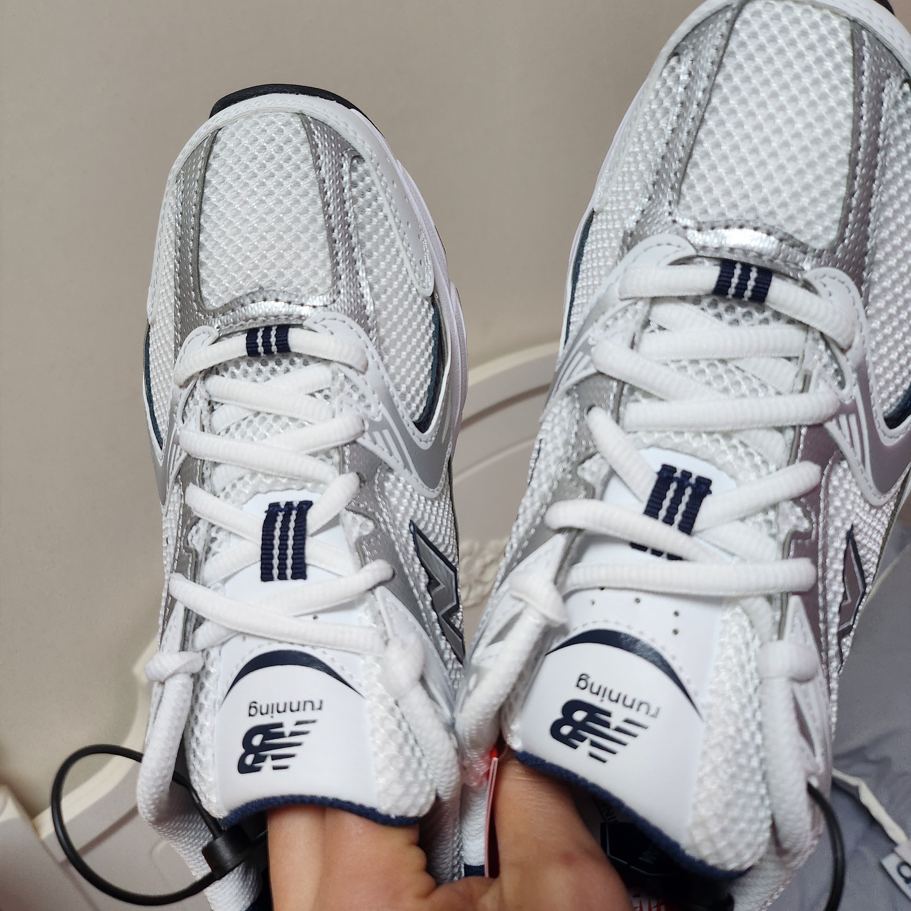 New Balance 530 White 착용 스타일 - 1