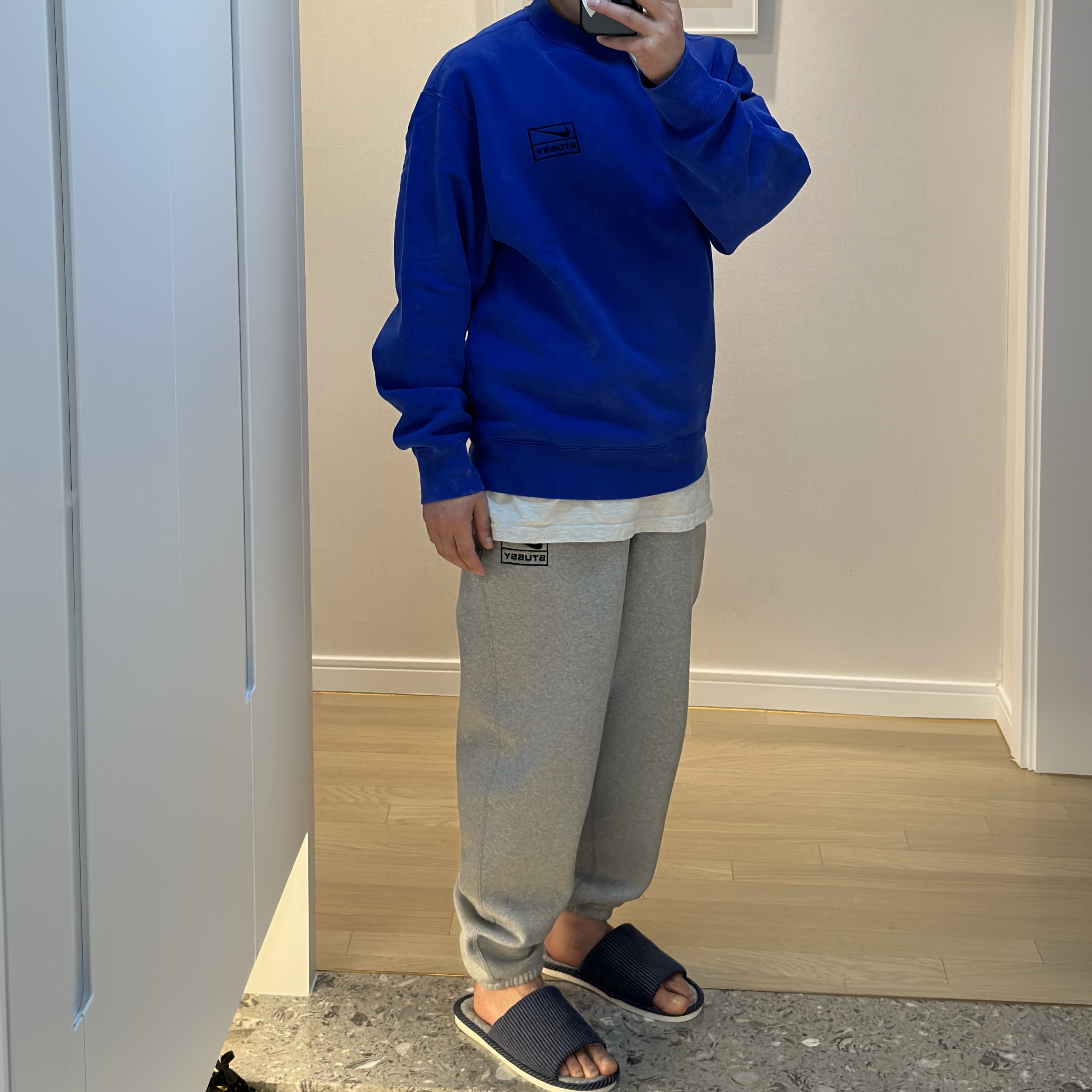 Nike x Stussy NRG Acid Washed Crewneck Game Royal (DR4024-480), Nike x Stussy NRG RA Fleece Pants Dark Grey Heather (DJ9490-063) 착용 스타일