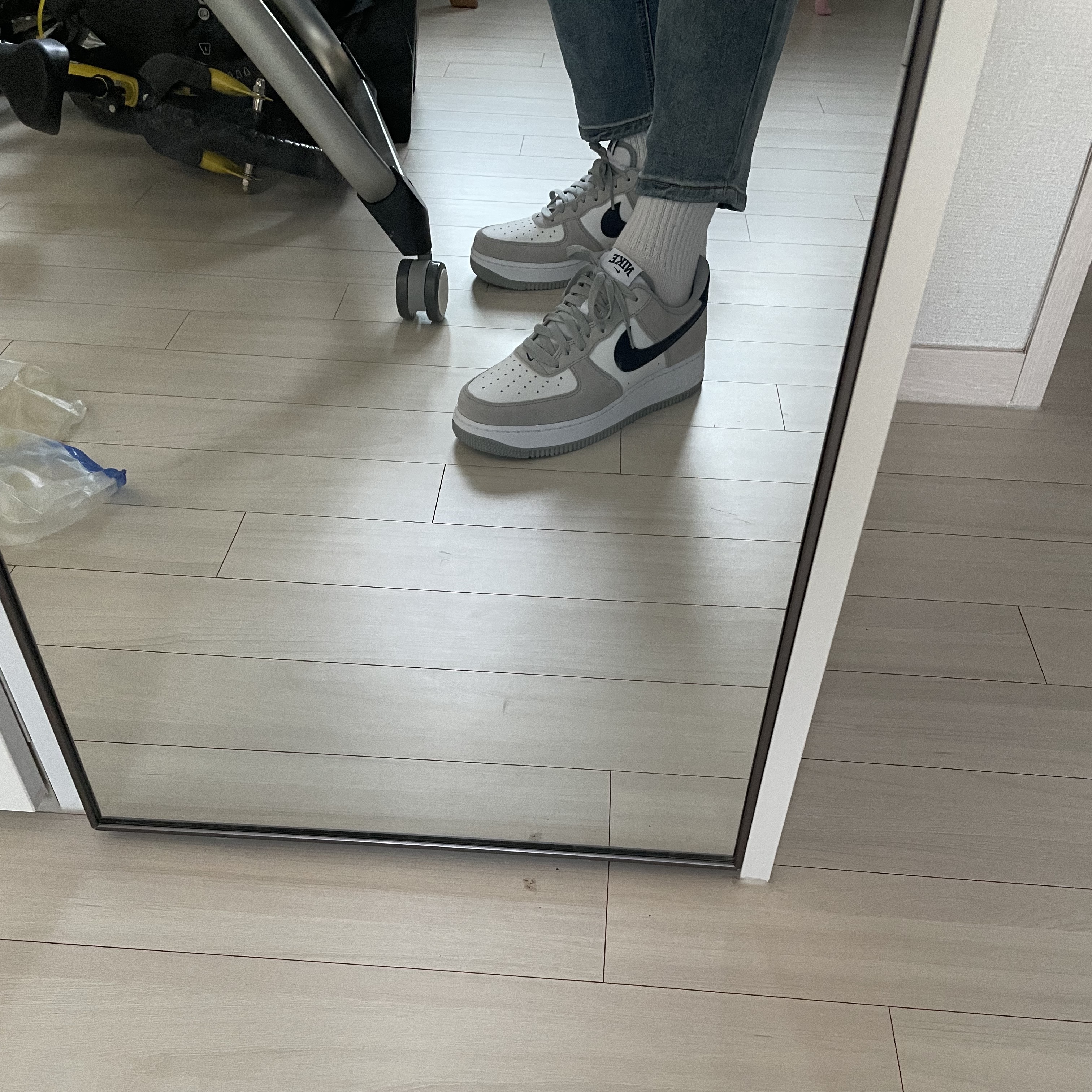 Nike Air Force 1 '07 Light Smoke Grey Midnight Navy 착용 스타일 - 1