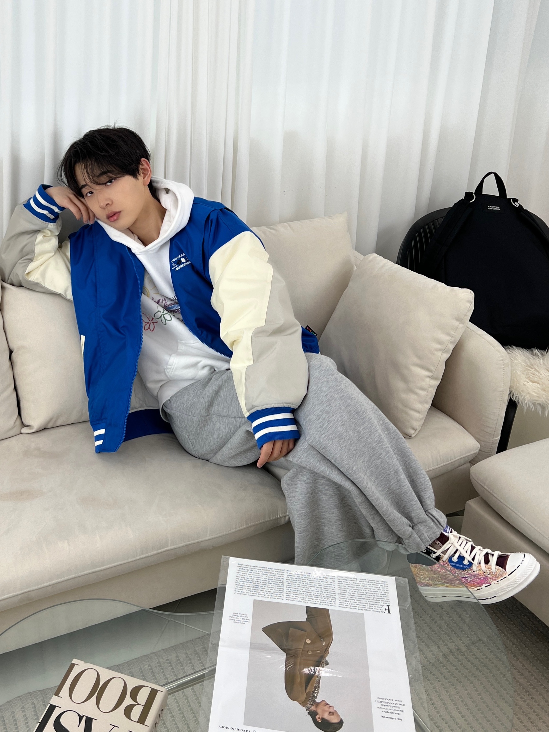 Converse x Ader Error Shapes Varsity Jacket Cobalt, Zara x Ader Error Wide Leg Jeans Blue 착용 스타일 - 2