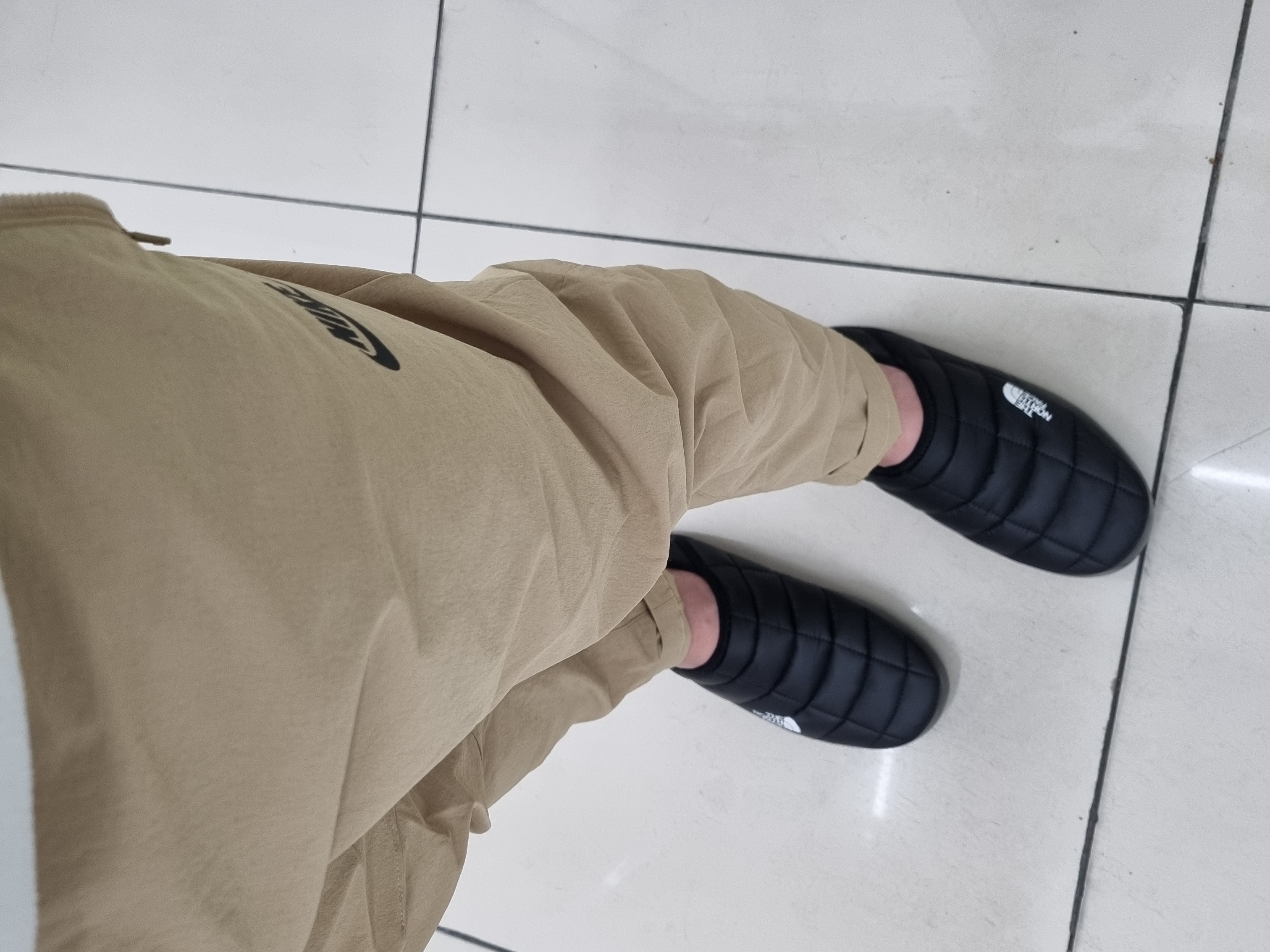 The North Face Thermoball Traction Mule V Black 착용 스타일
