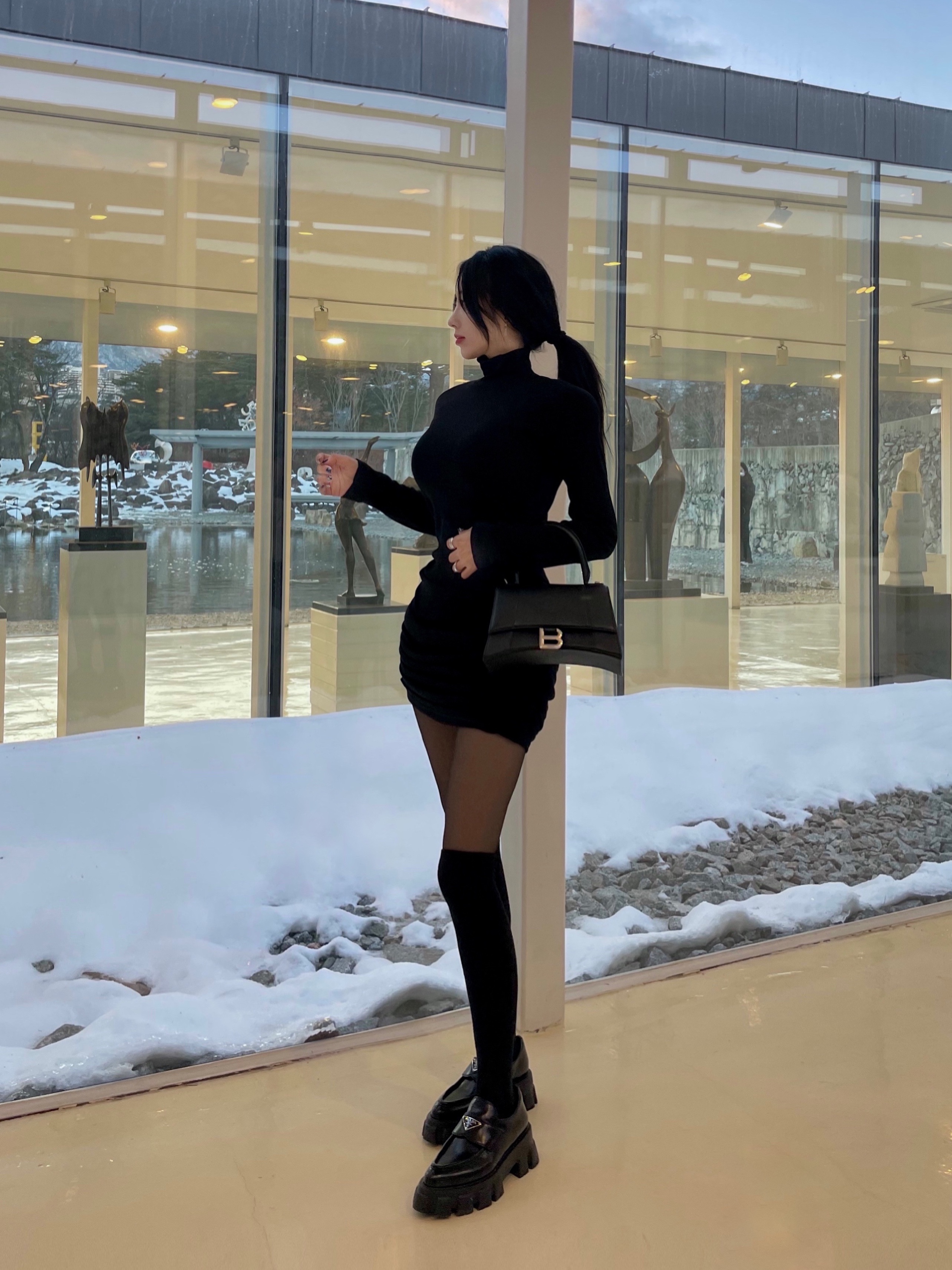 Balenciaga Hourglass Small Handbag in Shiny Box Calfskin Black, (W) Prada Monolith Pointy Brushed Leather Loafers Black 착용 스타일