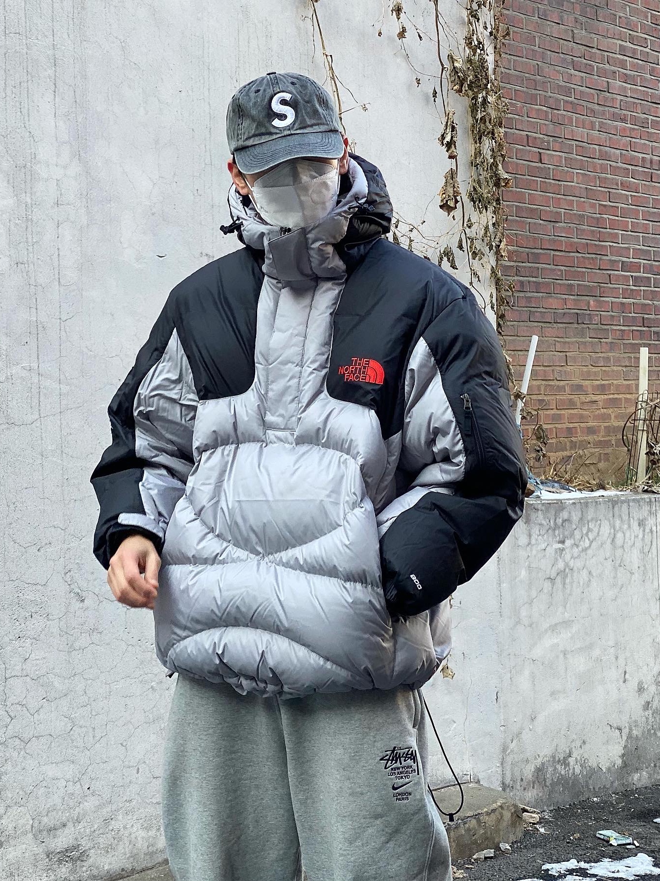 Supreme x The North Face 800-Fill Half Zip Hooded Pullover Grey - 22FW, Supreme Pigment Print S Logo 6-Panel Black - 20SS 착용 스타일 - 3
