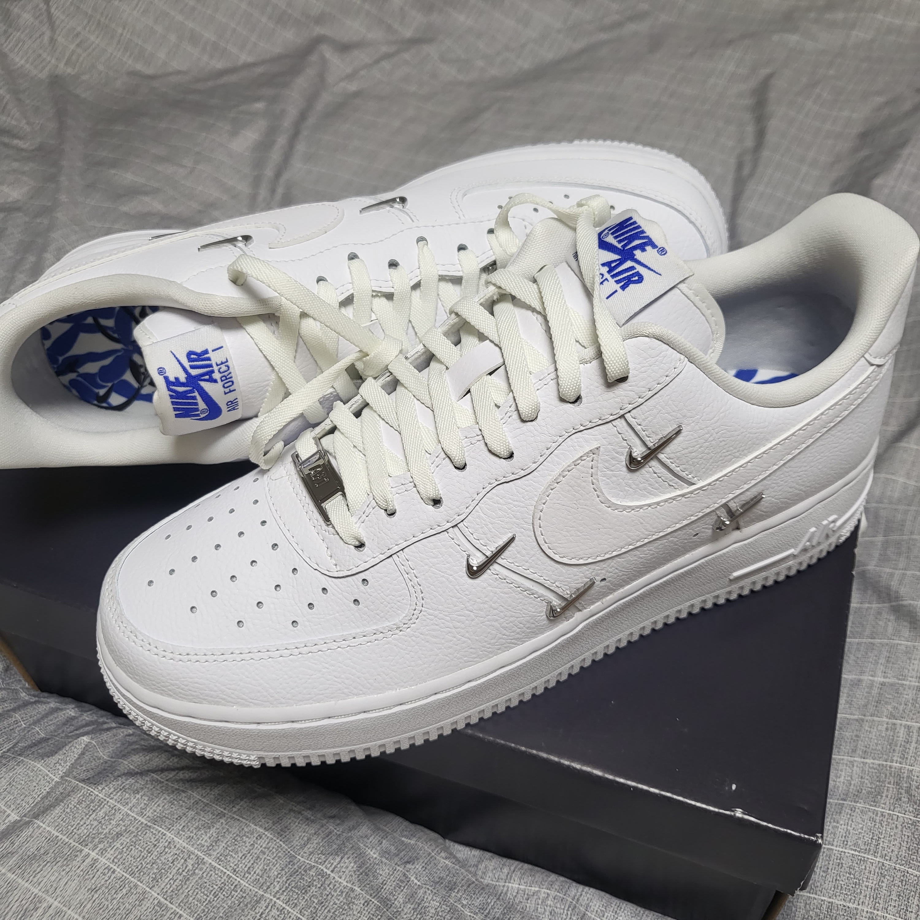 (W) Nike Air Force 1 Low '07 LX Chrome Luxe 착용 스타일 - 1