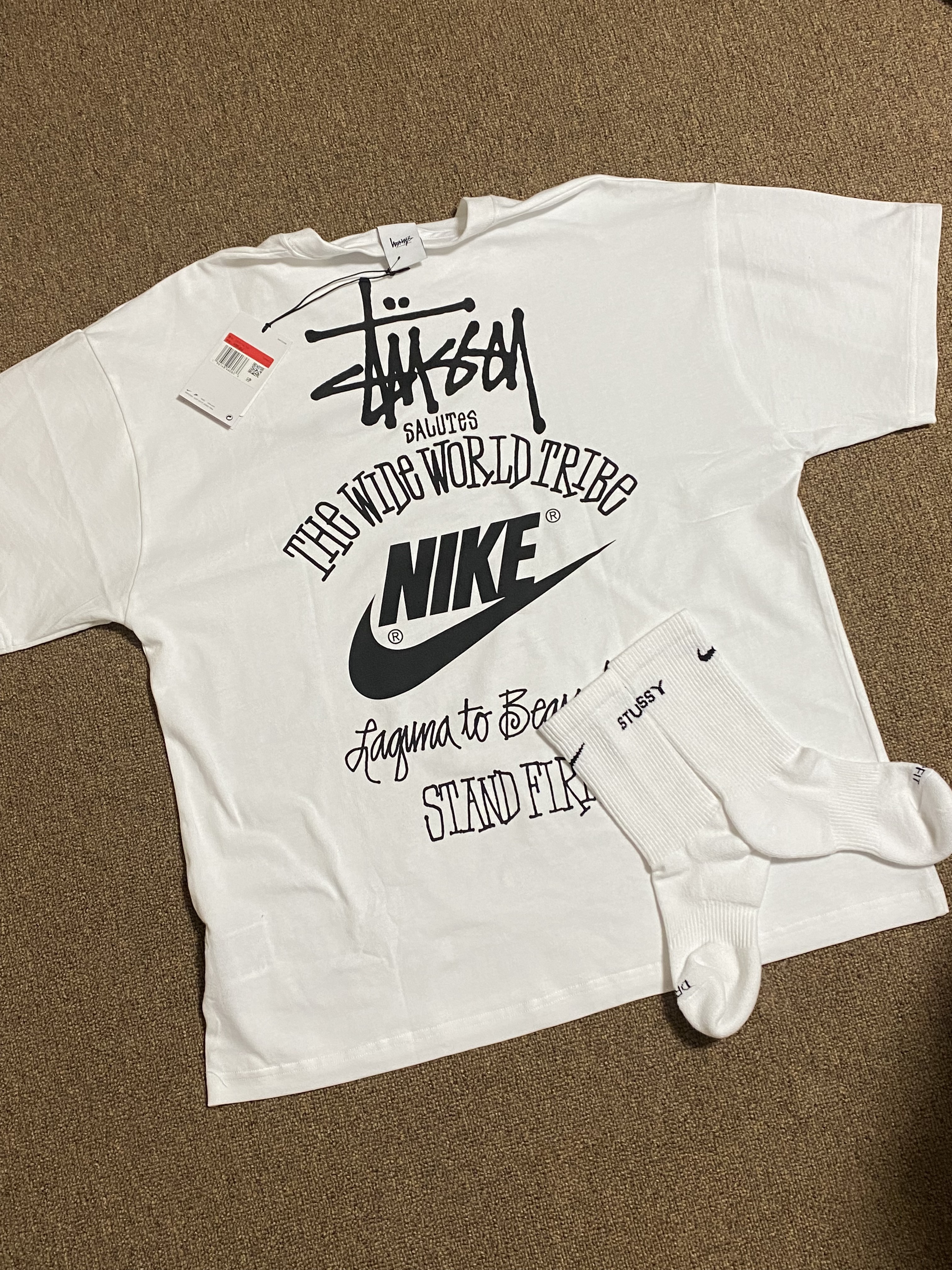 Nike x Stussy T-Shirt White (DV1774-100), Nike x Stussy NRG Crew Socks White Black 착용 스타일 - 1