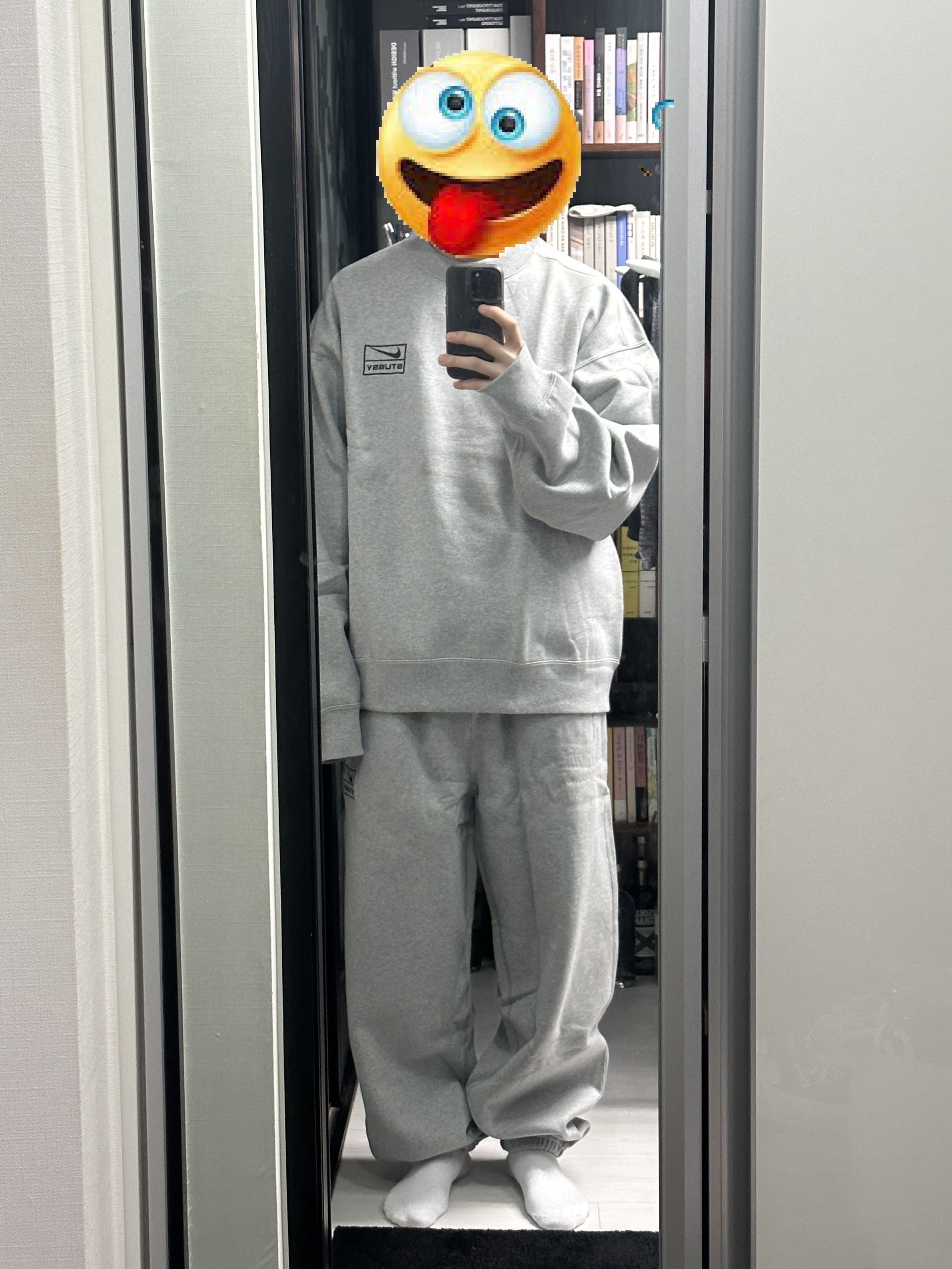 Nike x Stussy NRG Fleece Crewneck Dark Grey Heather (DO9337-063), Nike x Stussy NRG Fleece Pants Dark Grey Heather (DO9340-063) 착용 스타일